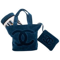 Chanel Blaues Strandtaschen-Handtuch-Set mit ikonischem Design