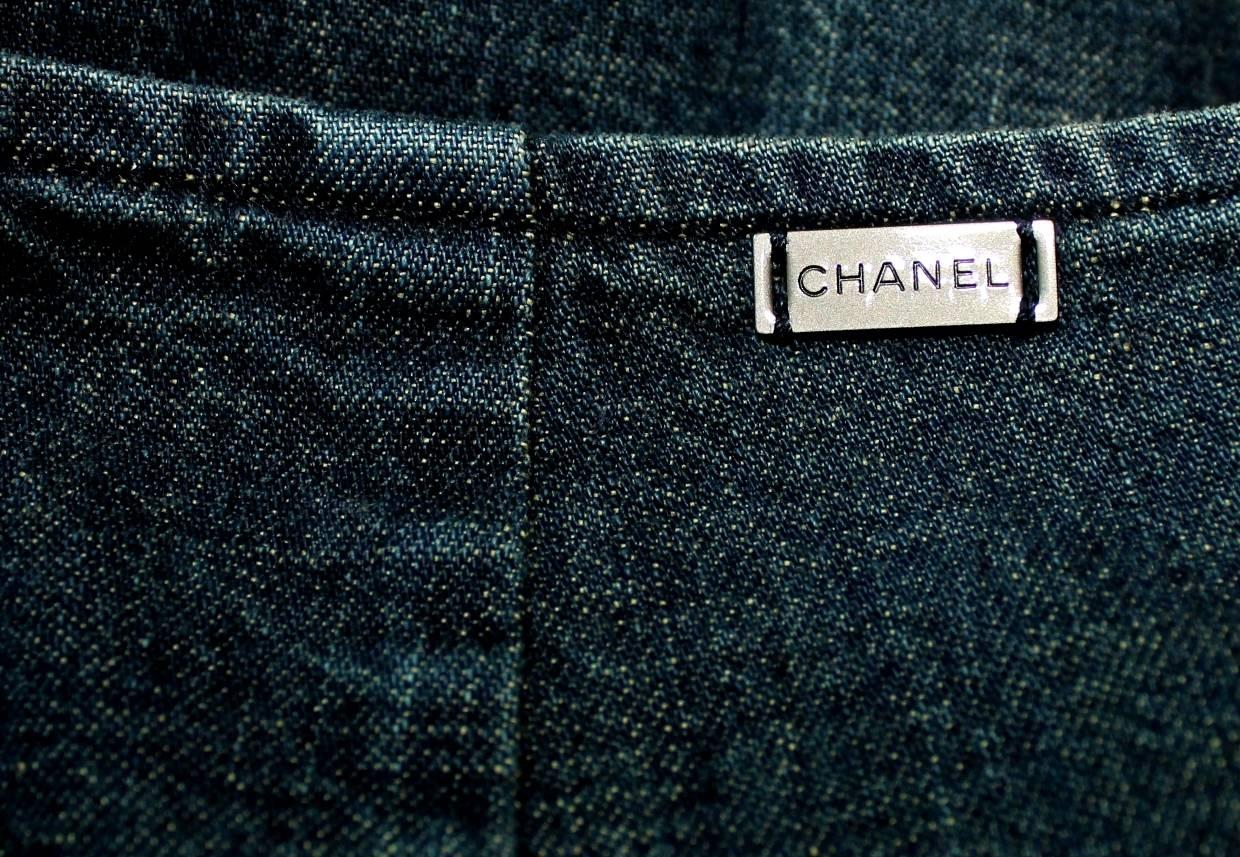 UNWORN Chanel Blaue Jeans Denim Hot Pantoletten Shorts 40 im Zustand „Hervorragend“ im Angebot in Switzerland, CH