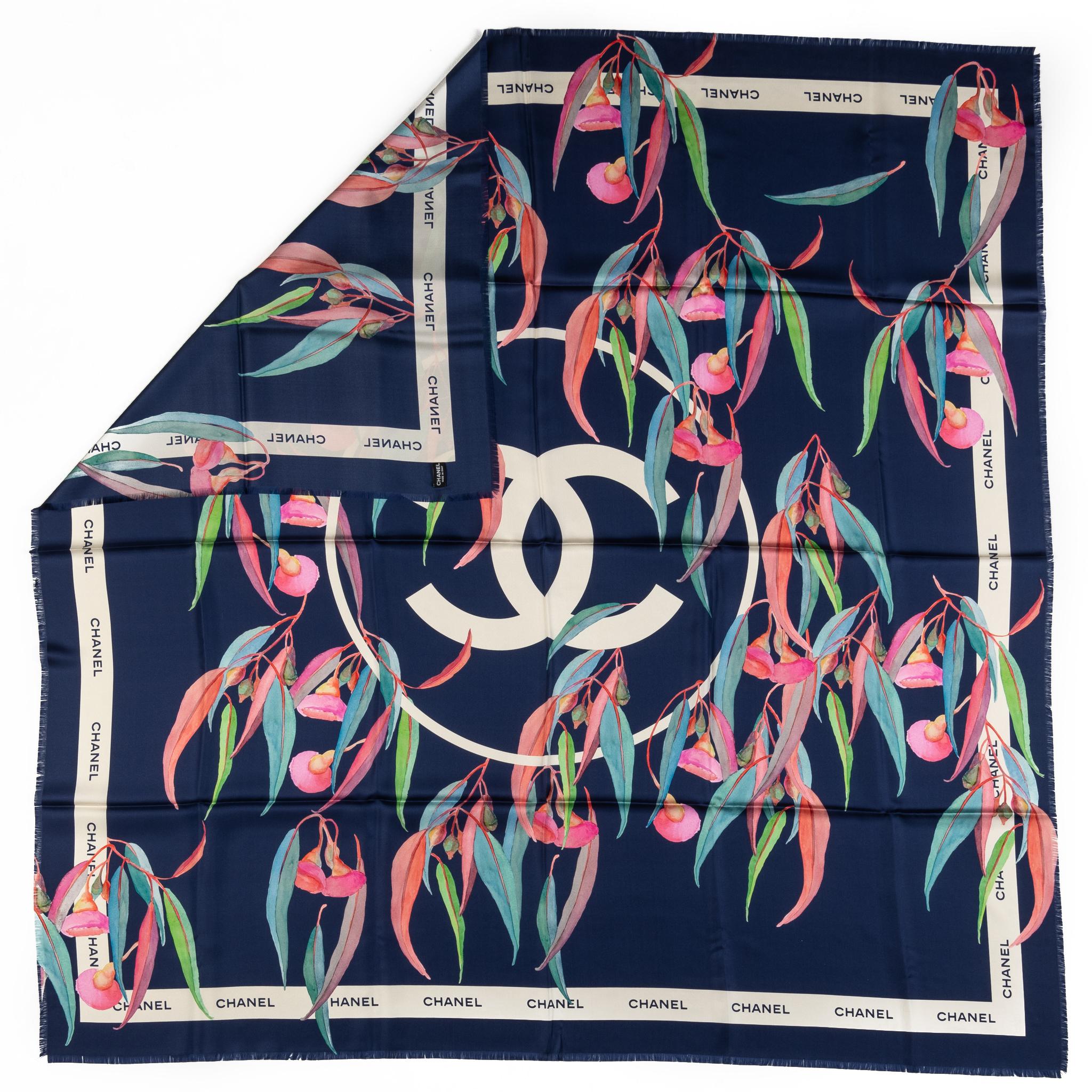 Chanel brand new 100% silk blue and white leaves square oversize shawl. Livré avec son étiquette d'origine.