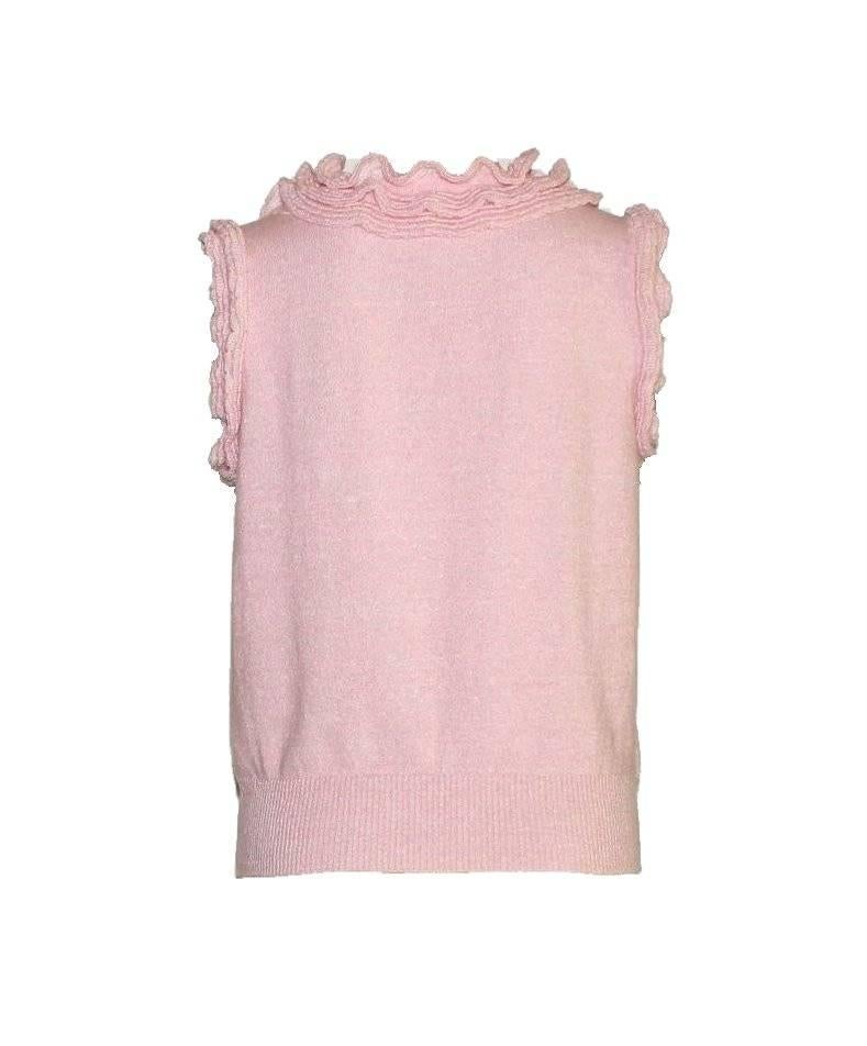 Classic Chanel knit top pullover
Simply slips on
Sleeveless
Beautiful soft pink color
Ruched details on collar and on sleeves
CHANEL plate discreetly on the front with the signature enblem 