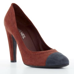 neue CHANEL Pumps aus braunem:: marineblauem Wildleder mit CC-Logo und runder Zehenkappe und sechseckigem Absatz EU39