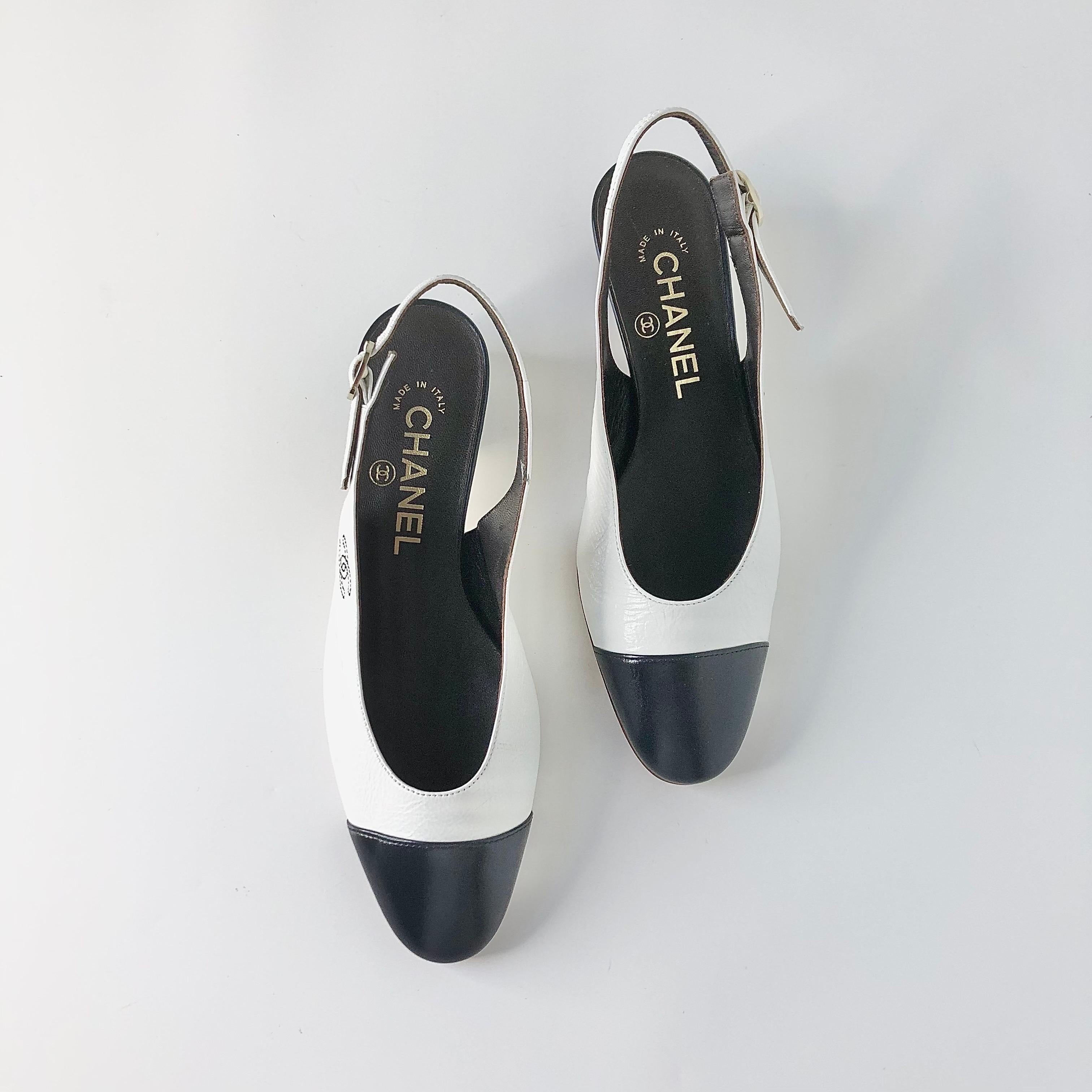 Chanel in pelle di vitello CC Logo CAP Toe White Dark Navy Slingback Pumps con tacco basso
G45566
Nuovo, senza scatola originale
Colore Whiting / Marina scuro
Taglia 36EU
Tomaia in pelle
Punta semi-appuntita 
Suola in cuoio
Dettaglio del logo CC a