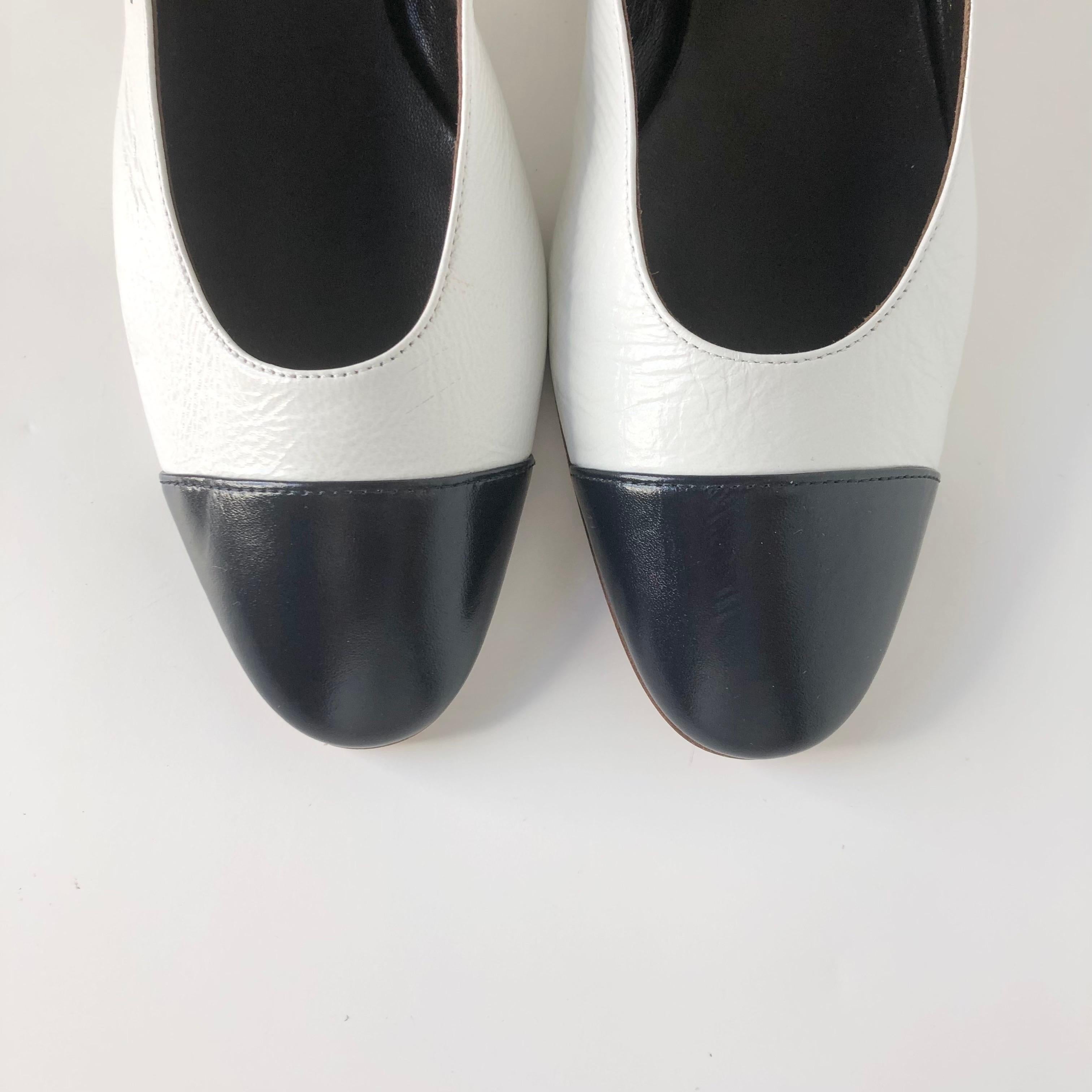 Nero NEW Chanel Calfskin CC Logo Cap Toe White Dark Navy Slingback Low Heel Pumps 36 in vendita