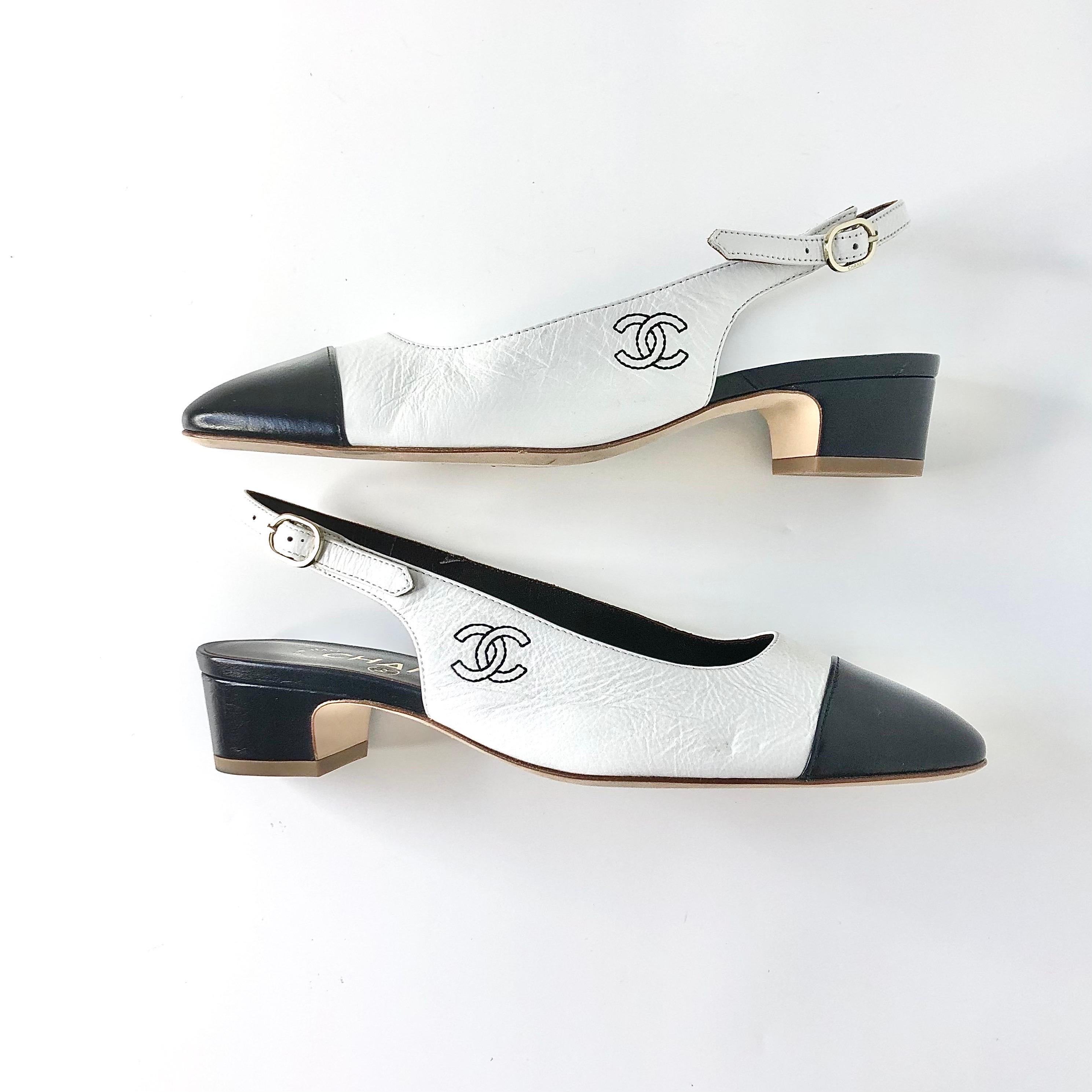NEW Chanel Calfskin CC Logo Cap Toe White Dark Navy Slingback Low Heel Pumps 36 in vendita 1