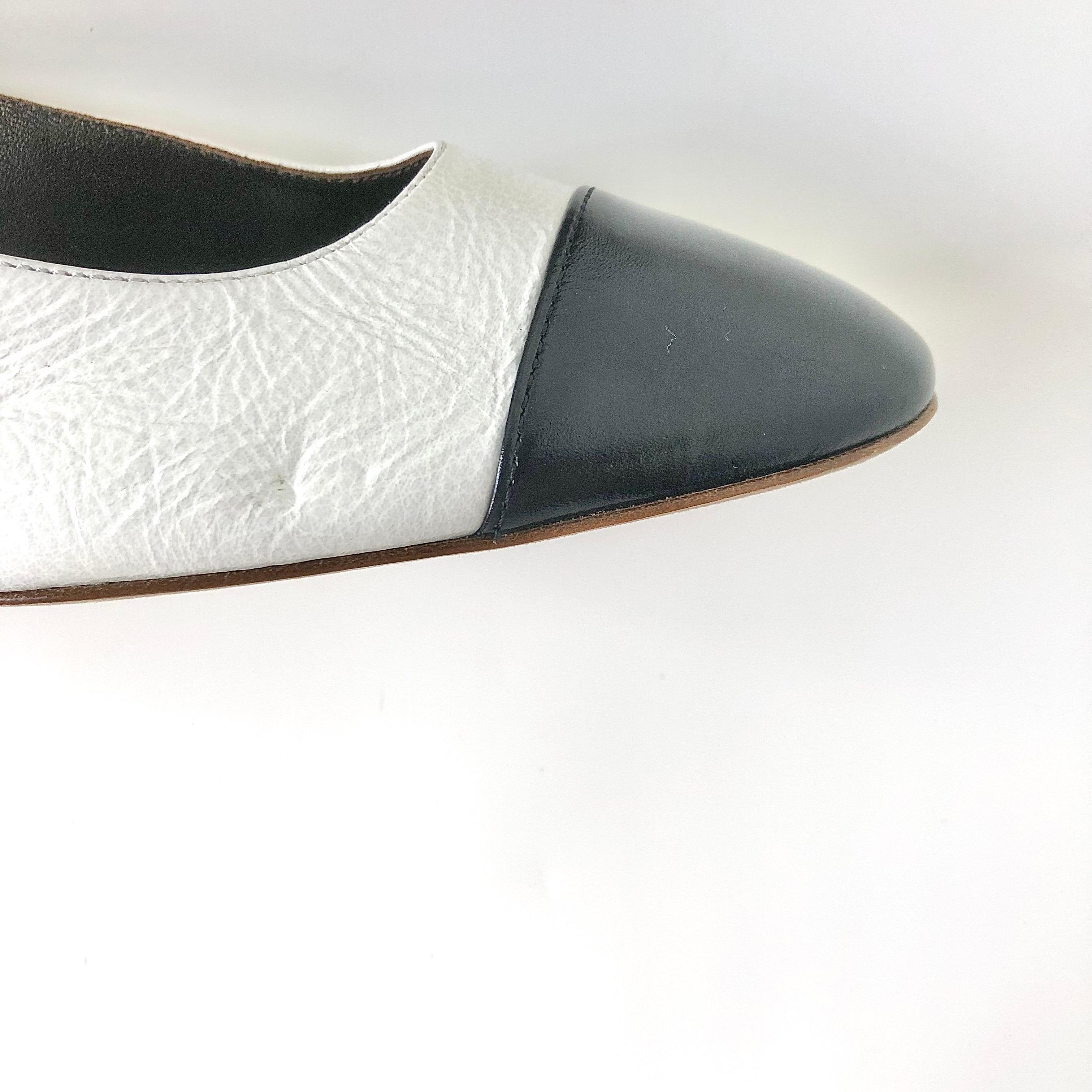 NEW Chanel Calfskin CC Logo Cap Toe White Dark Navy Slingback Low Heel Pumps 36 in vendita 3