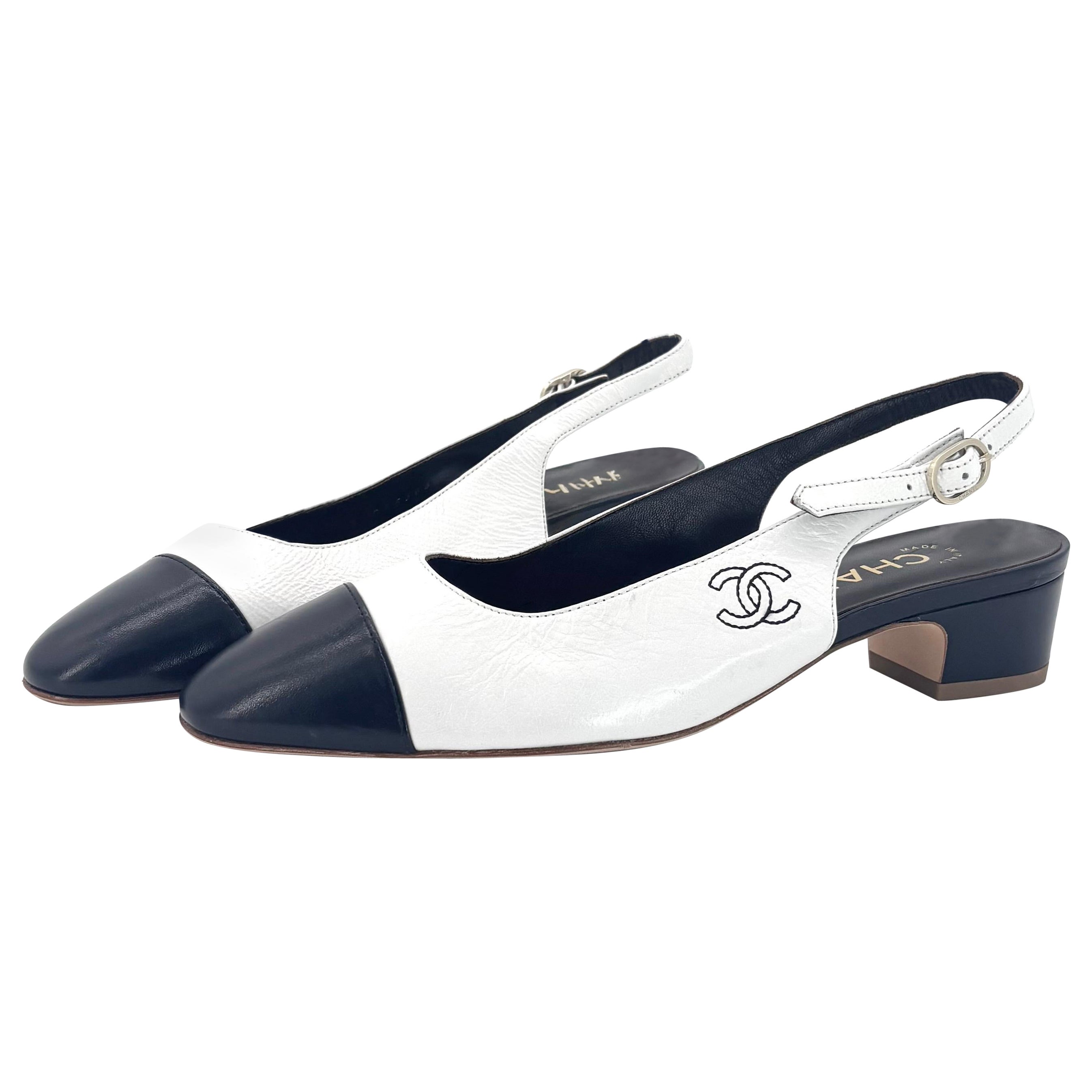 NEW Chanel Kalbsleder CC Logo Cap Toe Weiß Dunkelmarine Slingback Niedrig Absatz Pumps 36