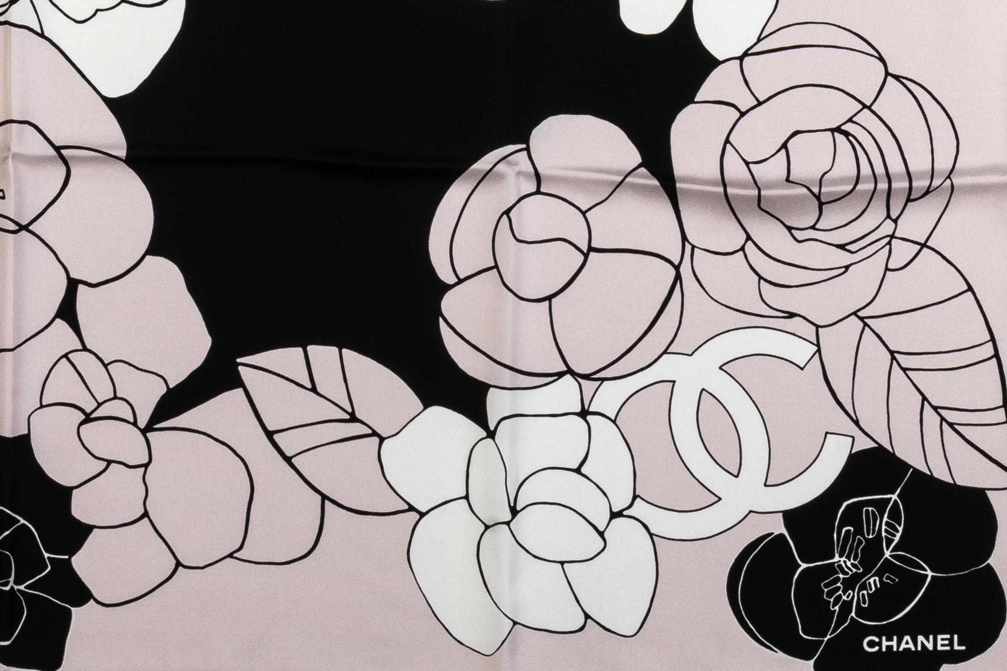 Gris Nouveau Chanel Écharpe en soie avec logo Camélia