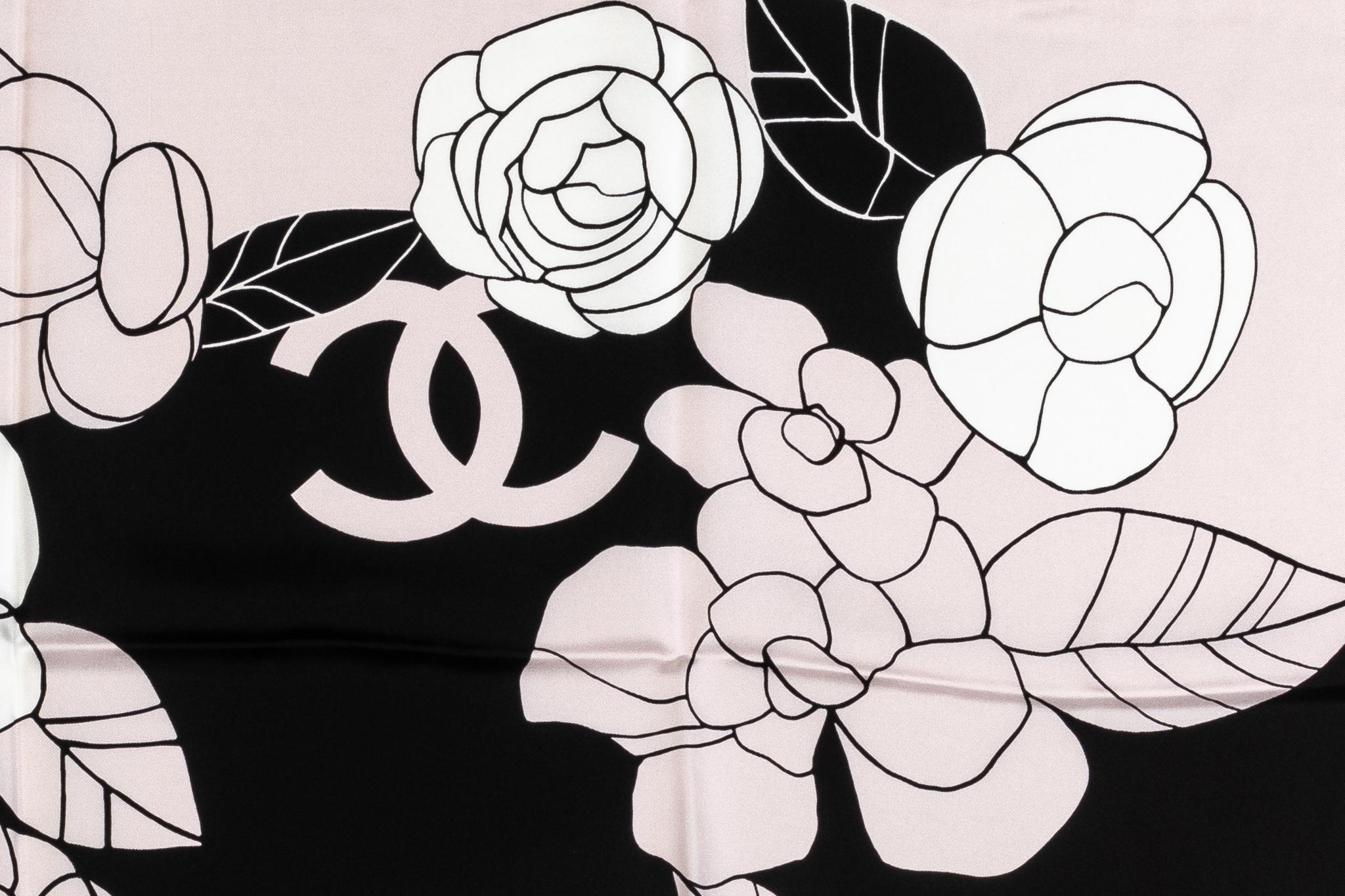 Nouveau Chanel Écharpe en soie avec logo Camélia Neuf à West Hollywood, CA