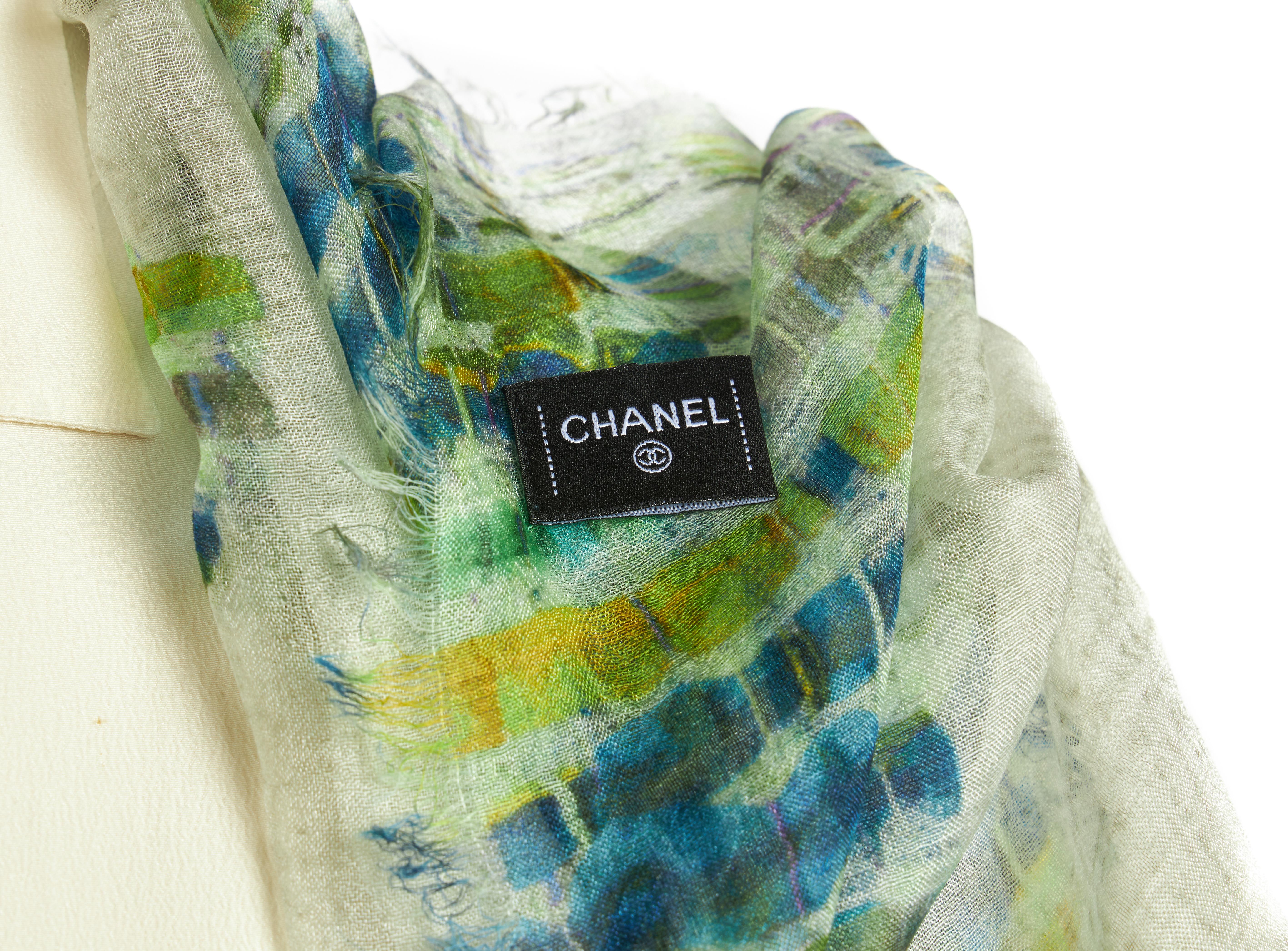 Beige Châle vert en cachemire Chanel neuf en vente