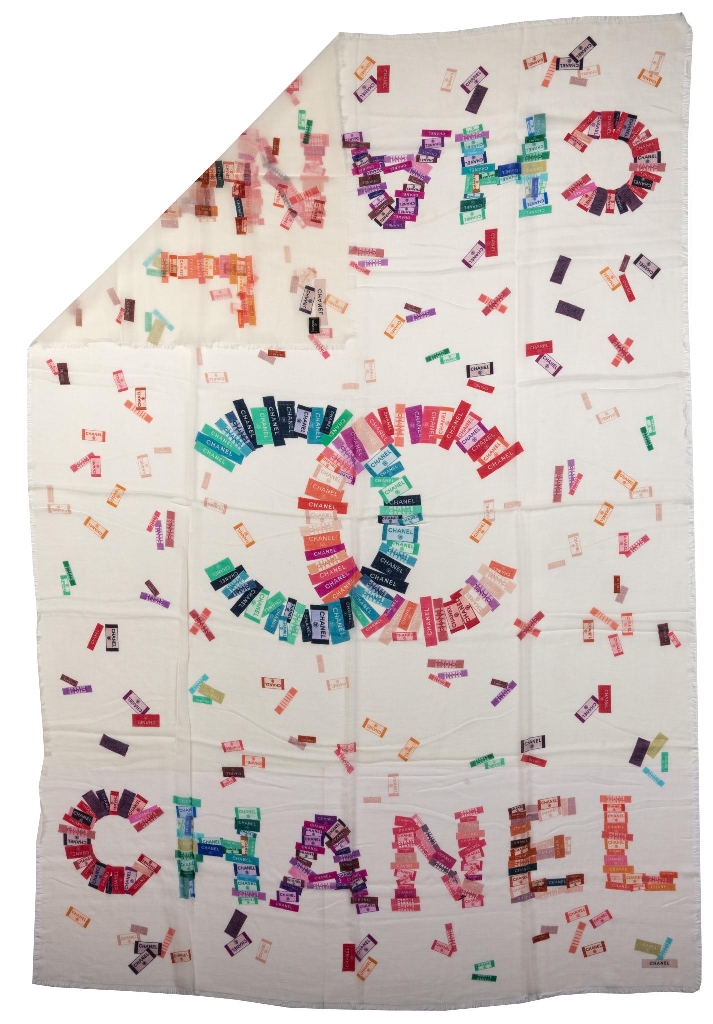 Nuovo scialle Chanel in cashmere e seta bianco sporco con logo multicolore. Etichetta di manutenzione.