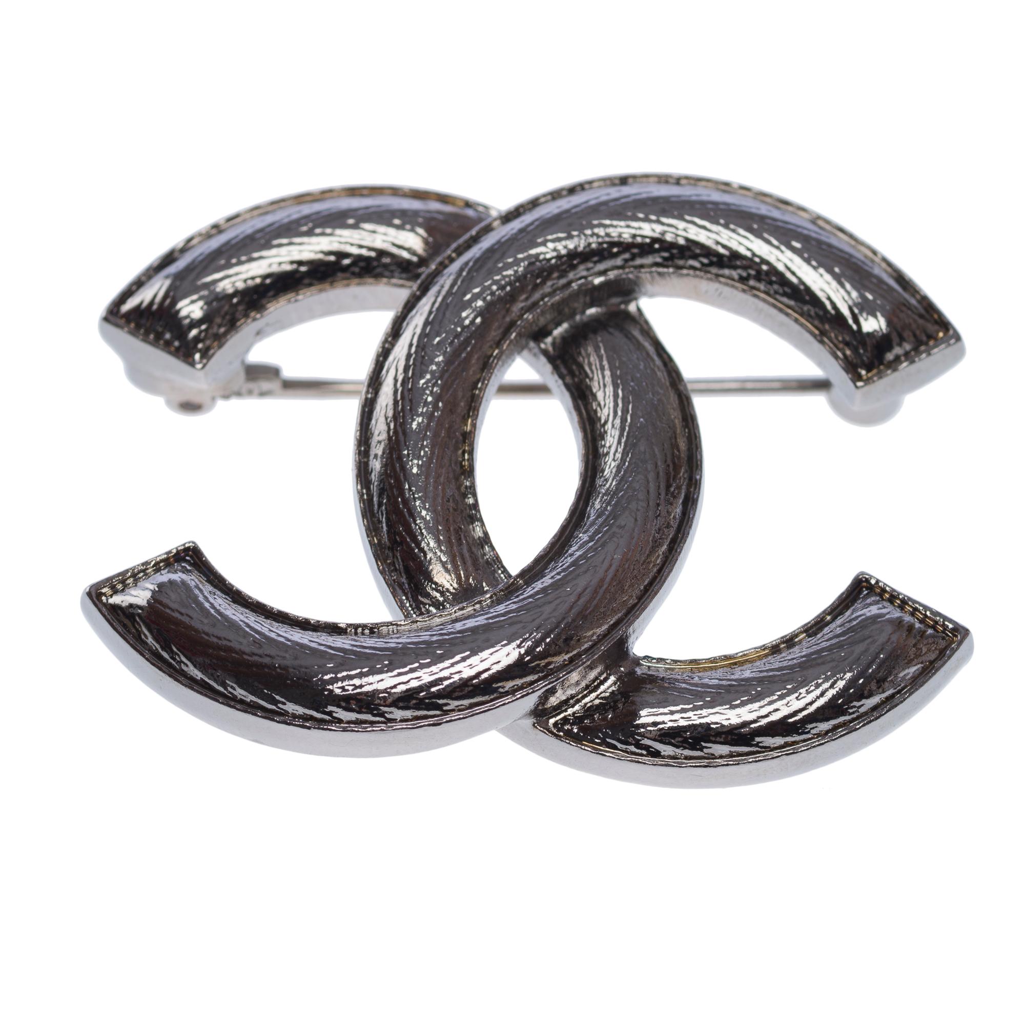 Type​ ​of​ ​jewelry:​ ​Brooch
Brand:​ ​Chanel
Model:​ ​CC
Material:​ ​Metal
Color:​ ​Blackened​ ​silver-plated​ ​metal
Dimensions:​ ​4.5x3.5​ ​cm (1,8x1,4 inches)

Reference:​ ​102494

Mint​ ​condition
Sold​ ​without​ ​original​ ​packaging