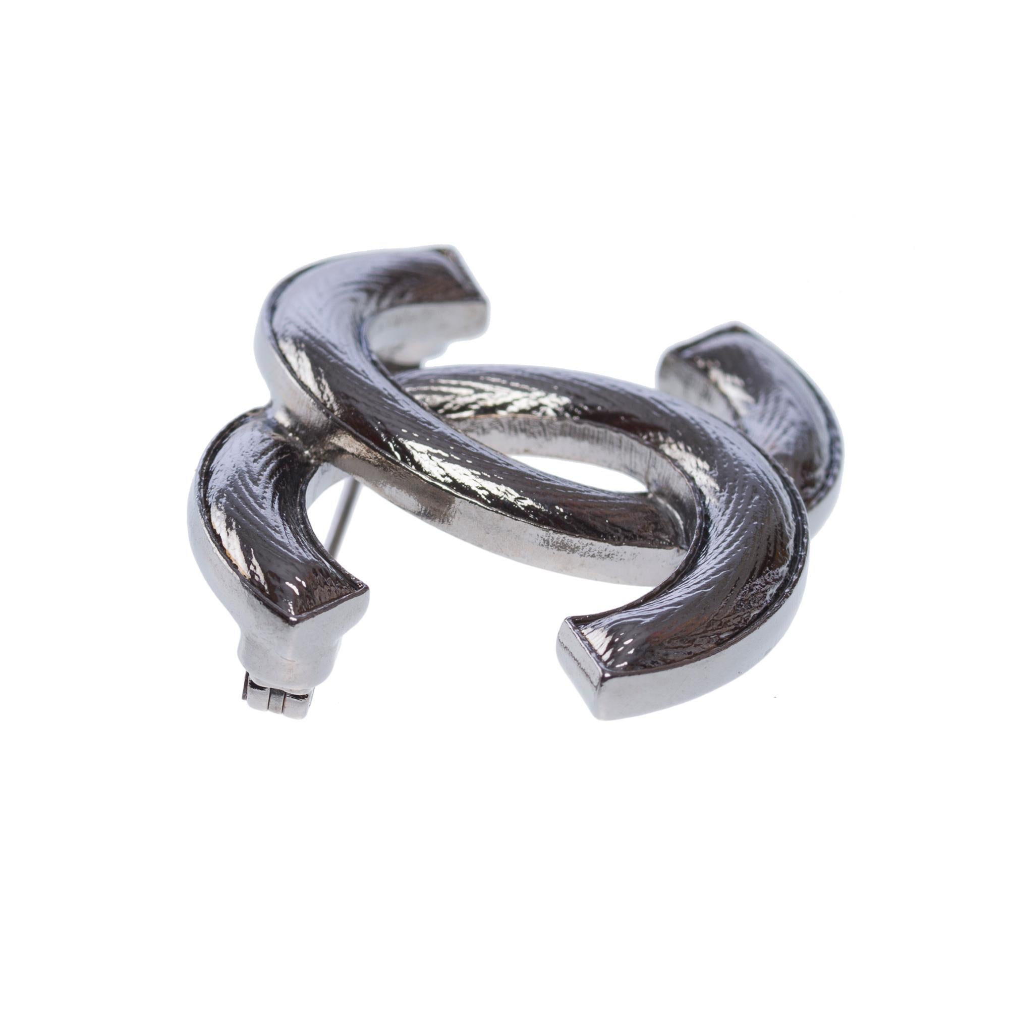 New Chanel CC brooch in blackened silver plated metal In New Condition For Sale In Paris, IDF