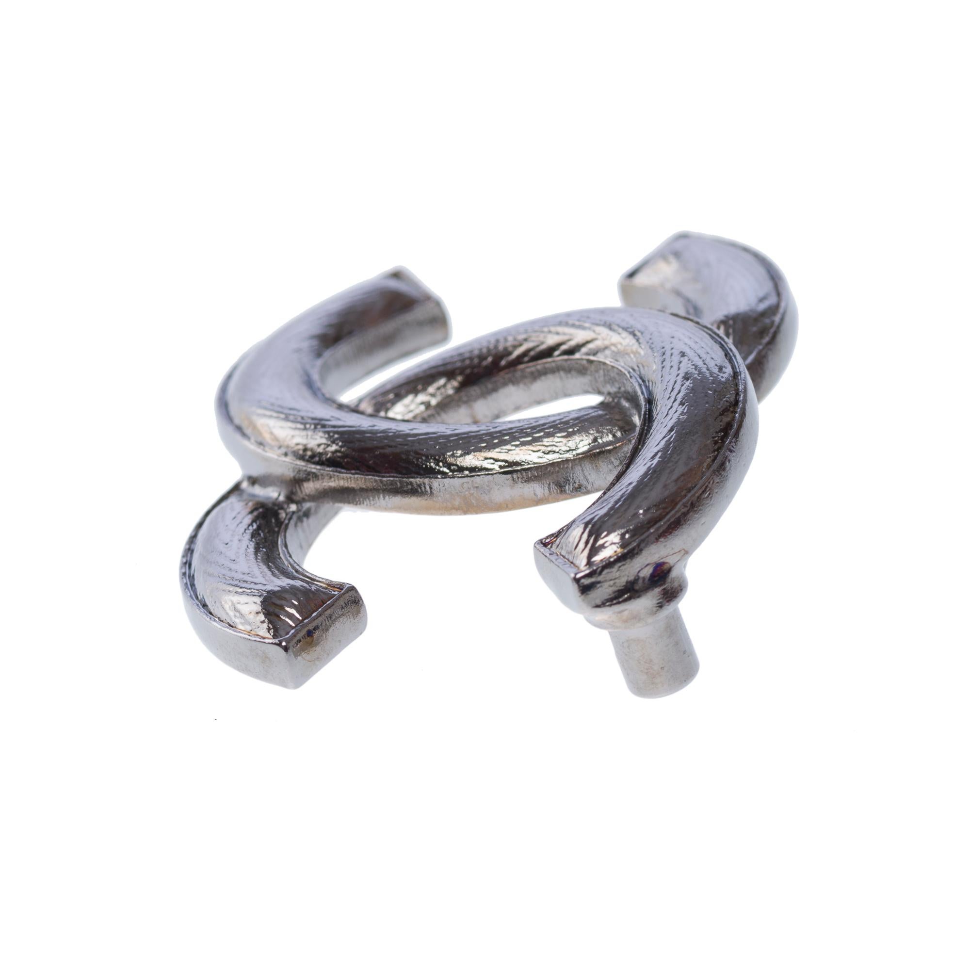 Women's New Chanel CC brooch in blackened silver plated metal For Sale