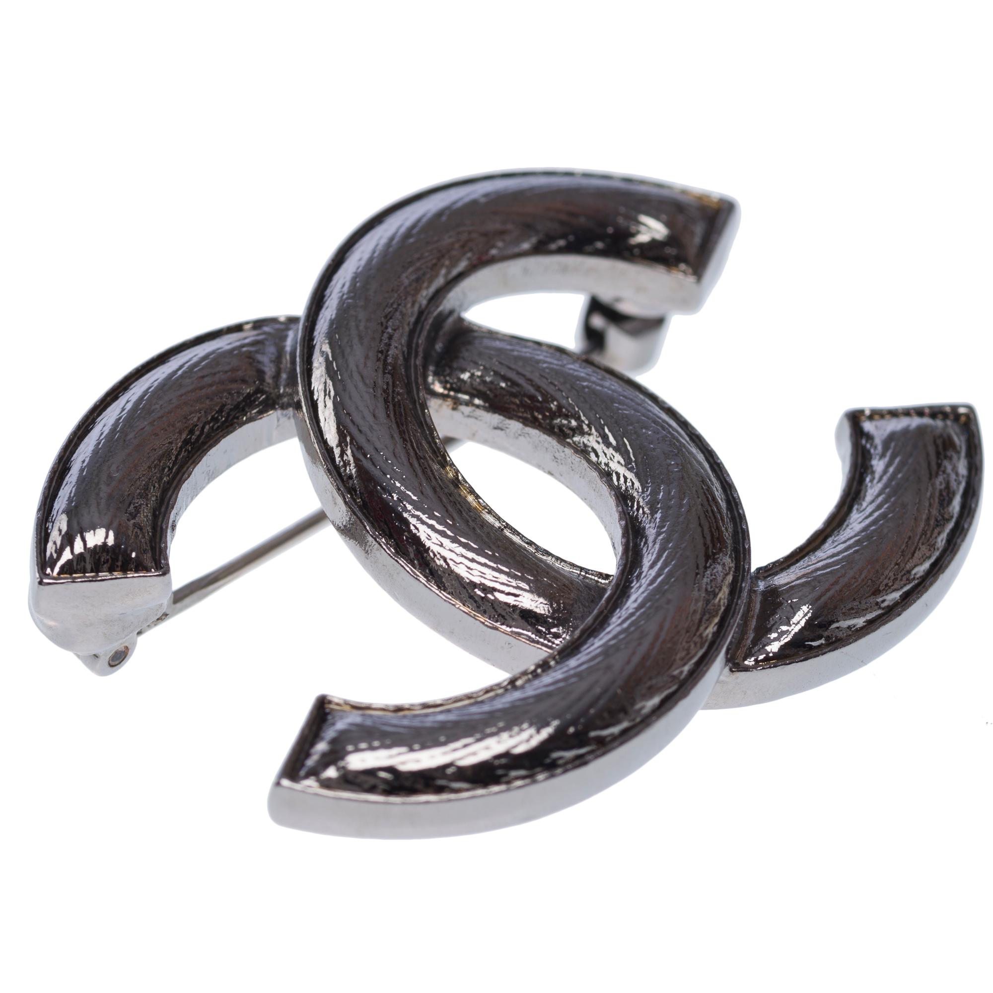 New Chanel CC brooch in blackened silver plated metal For Sale 1