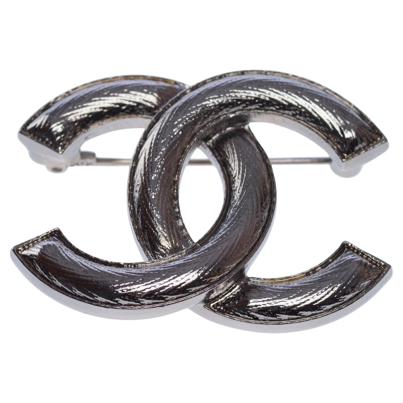 New Chanel CC brooch in blackened silver plated metal For Sale