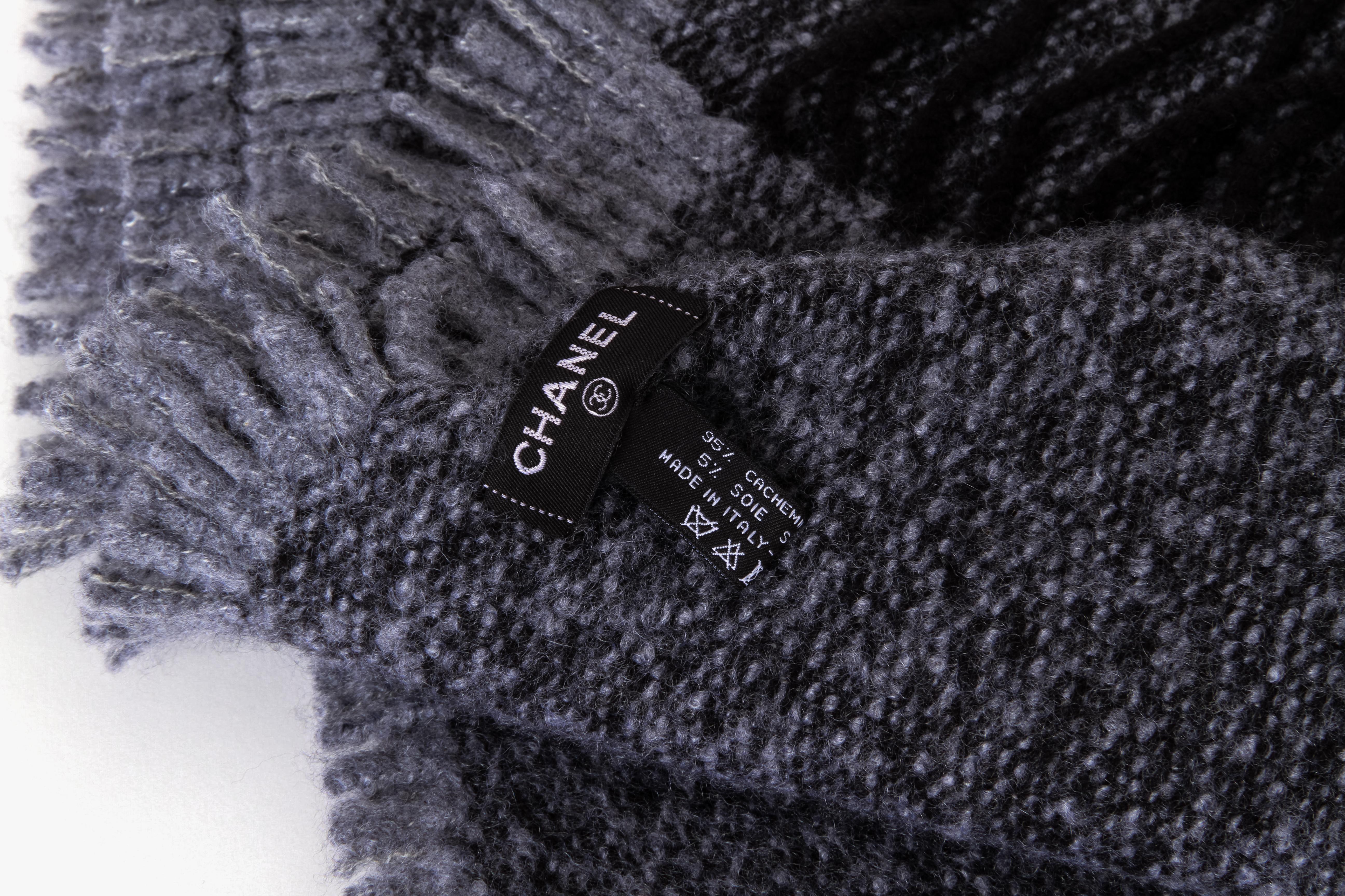 Chanel Marke neu in unbenutzten Zustand übergroße Decke / werfen. 3.6 lbs von Kaschmir. Leichte Pillingbildung (wir empfehlen, es über Nacht in den Gefrierschrank zu legen). Doppelseitig, eine Seite dunkler und eine heller. Cc-Logo zentrieren.