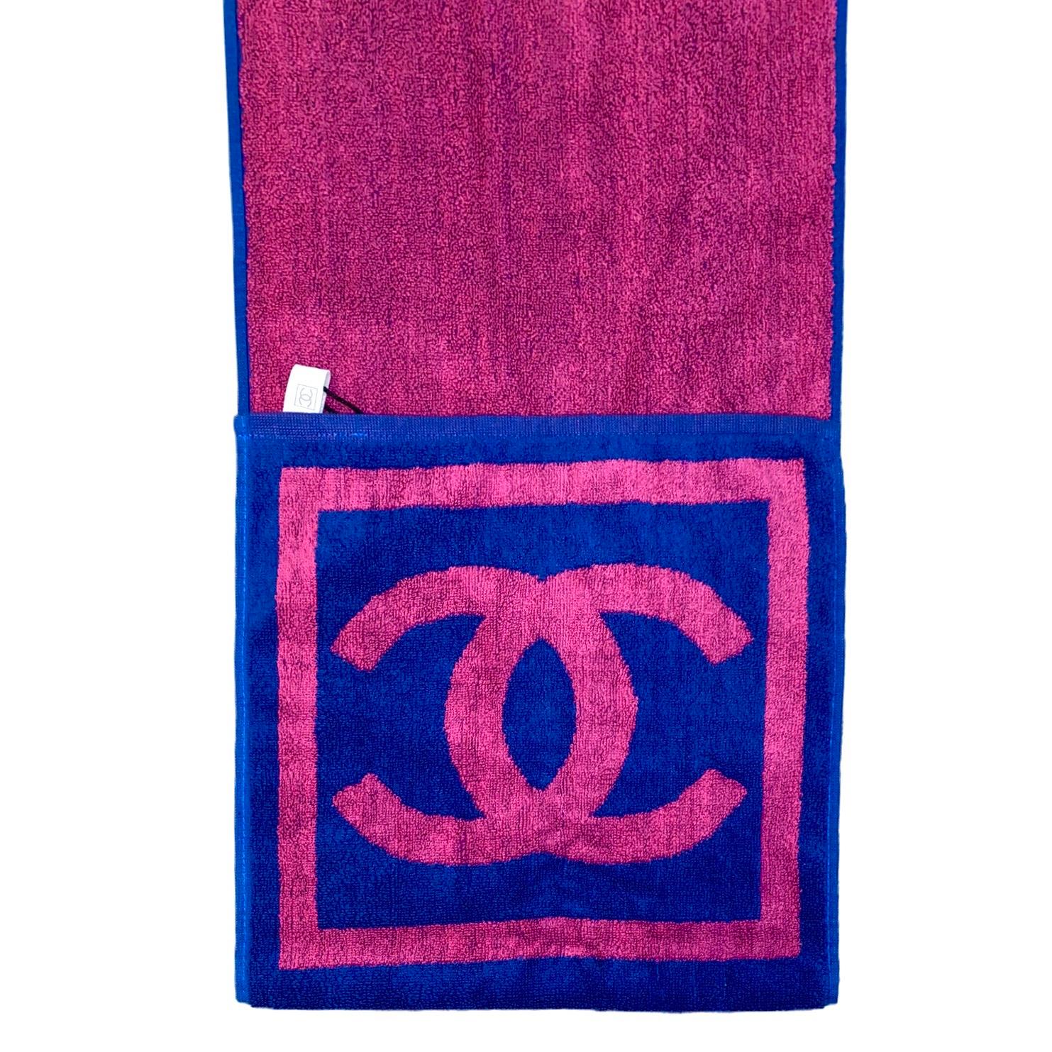 Rouge Serviette de plage de sport en tissu éponge à deux faces avec logo CC signé Chanel, neuve  en vente