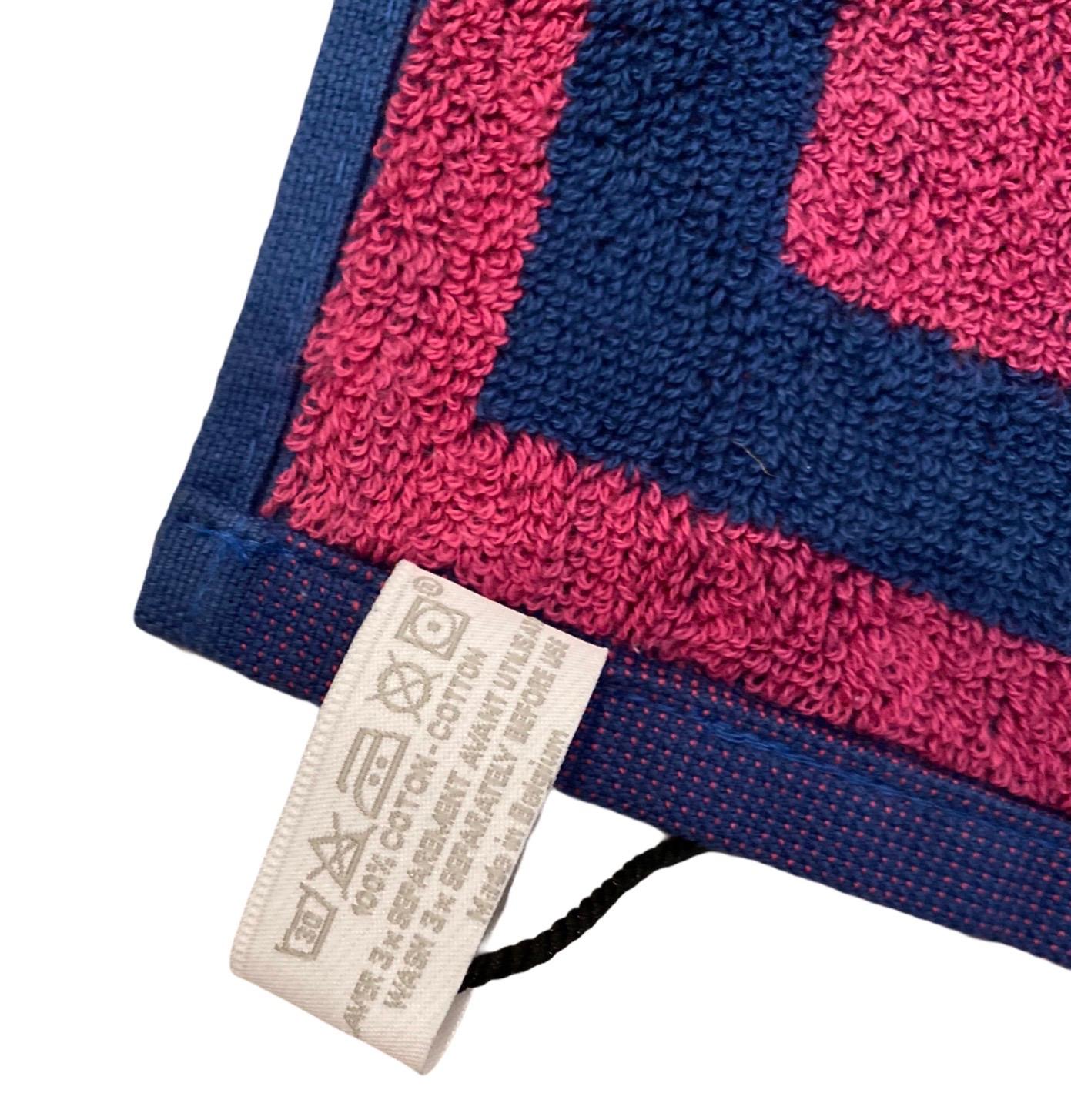 Serviette de plage de sport en tissu éponge à deux faces avec logo CC signé Chanel, neuve  Unisexe en vente