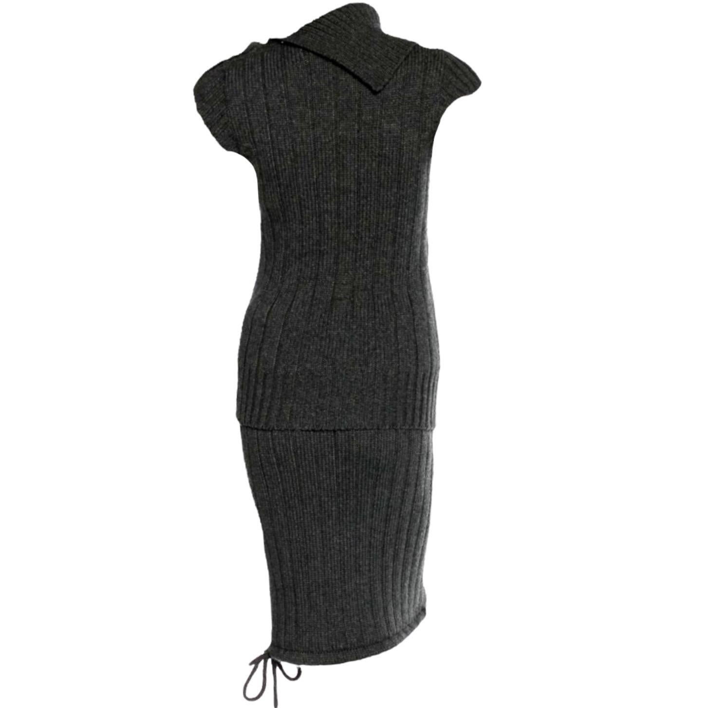 Bodyhugging signature cashmere blend ensemble by Chanel
Set of 2 pieces - skirt & top
So versatile - can be worn together for a dress-like style or combined with other items
A timeless classic
Simply slips on
Charcoal grey color
Finest cashmere