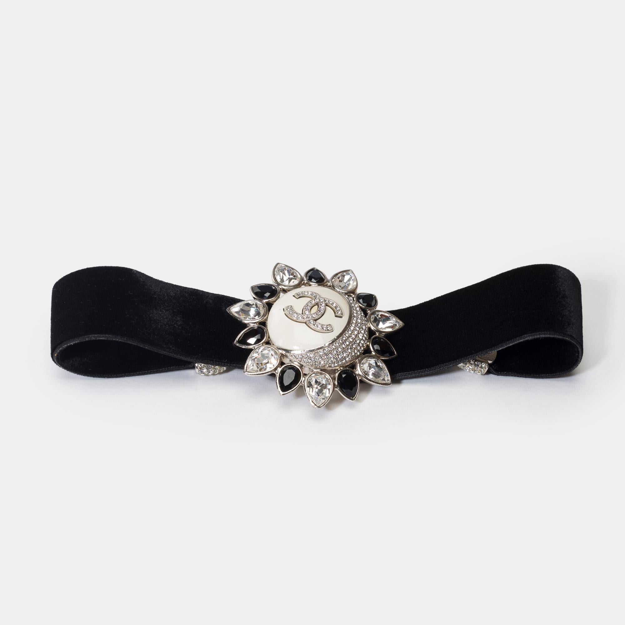 Splendid​ ​Chanel​ ​Choker​ ​in​ ​velvet​ ​embellished​ ​with​ ​rhinestones,​ ​glass​ ​beads,​ ​silver​ ​and​ ​black​ ​crystals

Signature:​ ​