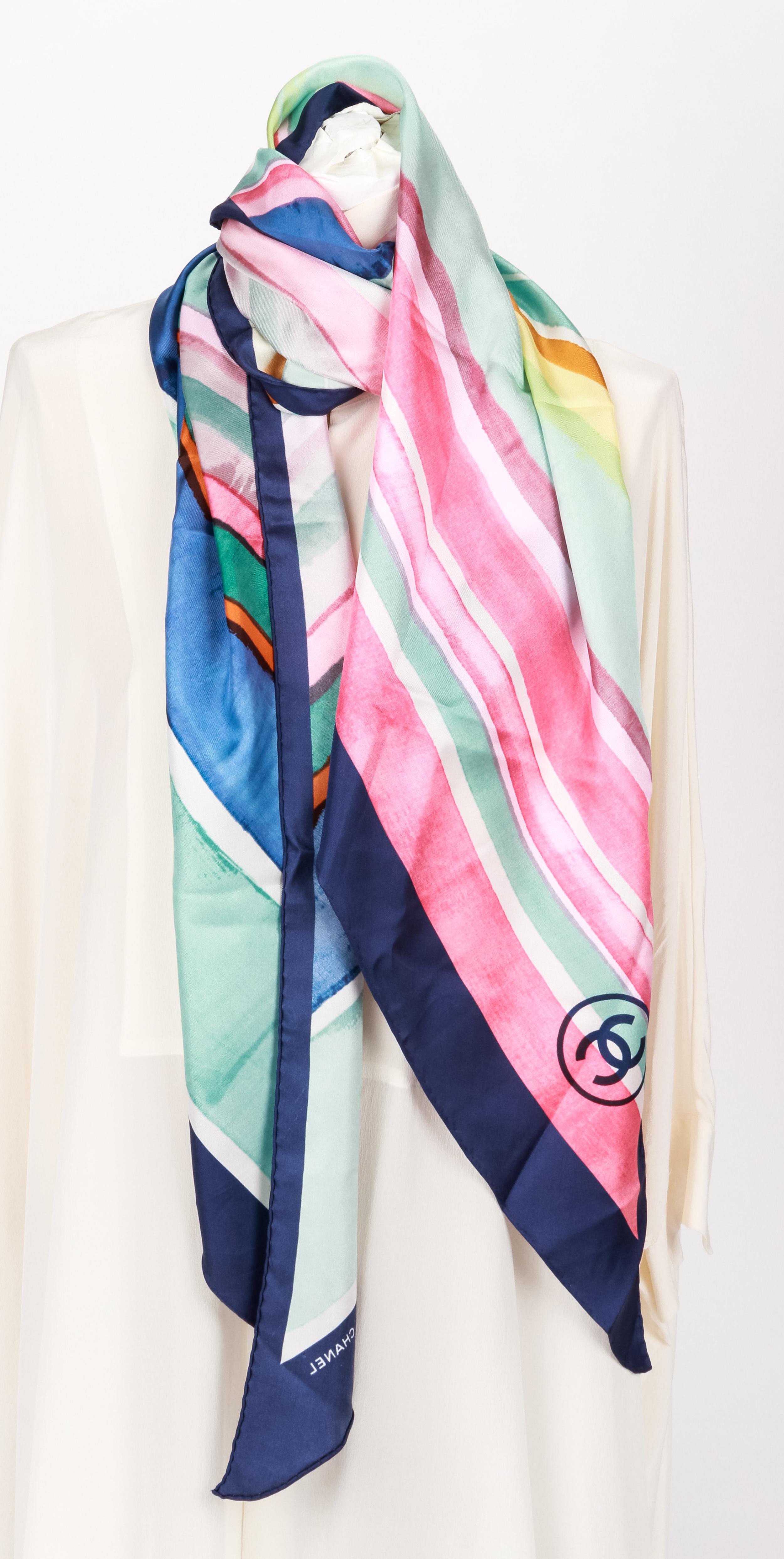 Gris Chanel - Châle en soie rayé Coco Cuba avec étole, écharpe, état neuf en vente