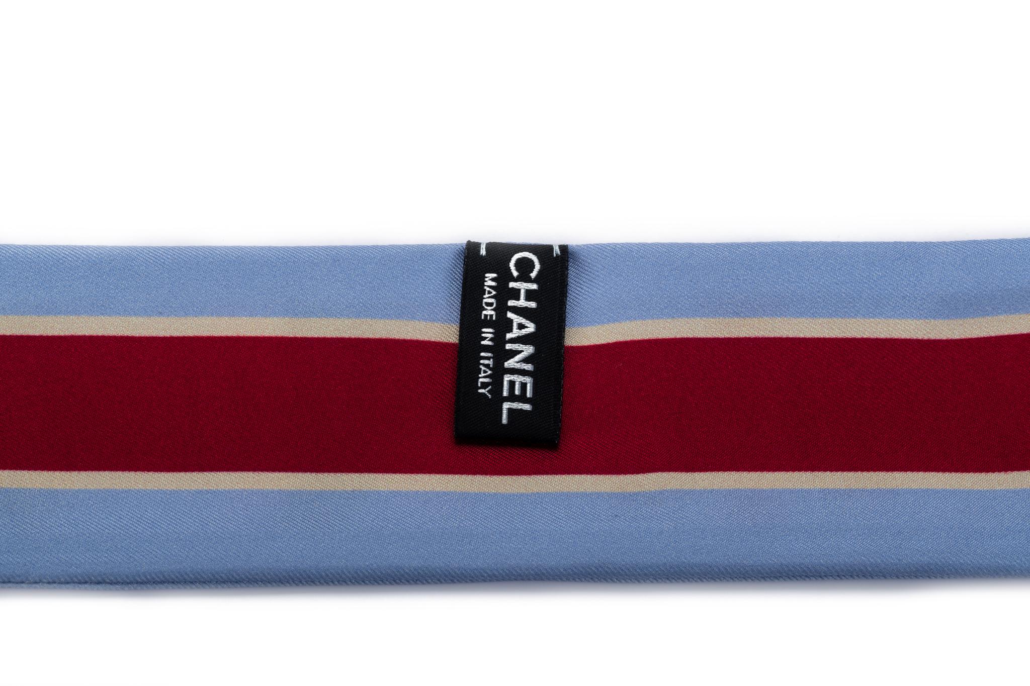 Chanel - Écharpe en sergé de soie Coco Niege Celeste, neuve Pour femmes en vente