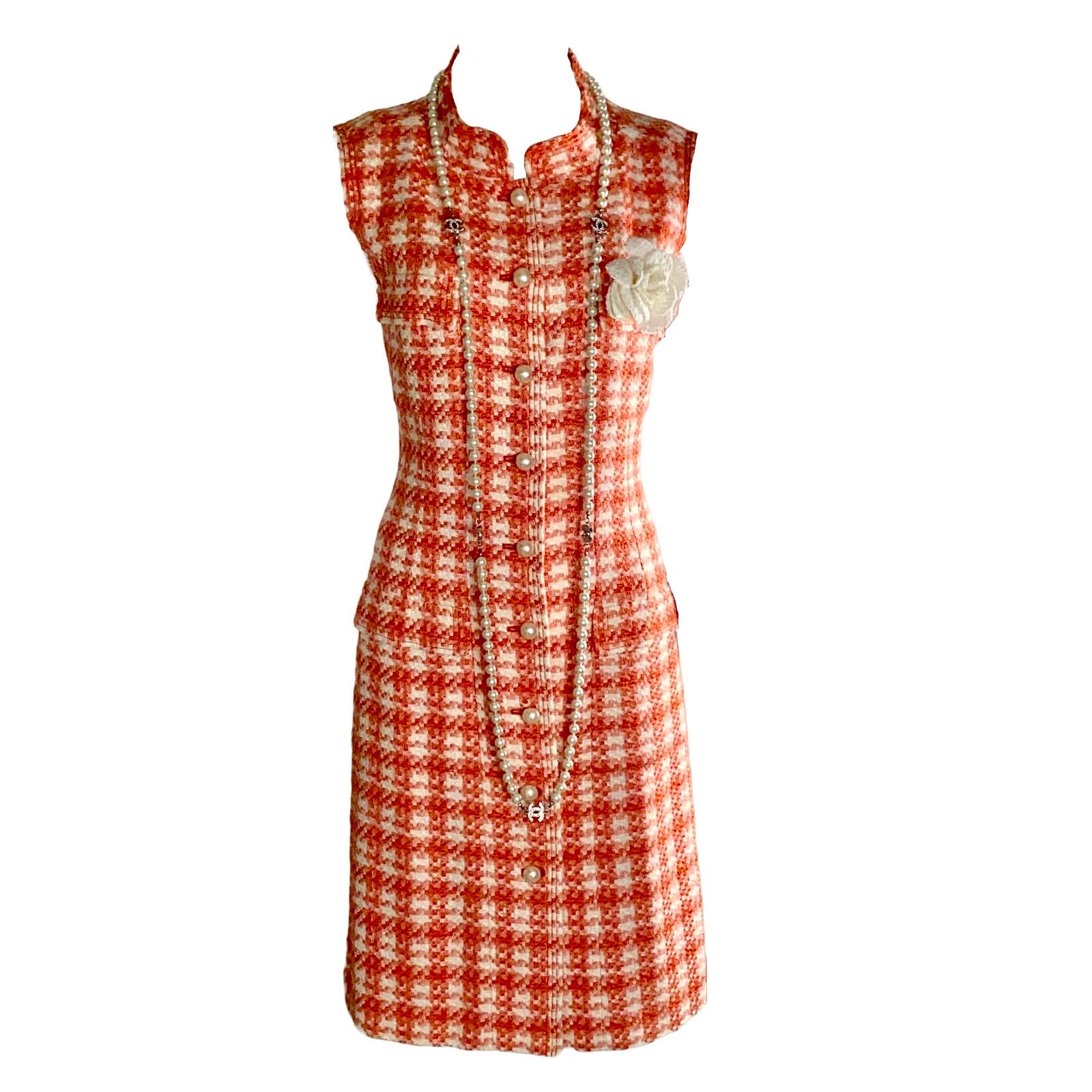 CHANEL tweed dress
Classic Chanel signature piece - a timeless classic that will last for many years
Beautiful colors - coral & ivory
Comes with detachable Camellia brooch
Made in France
Dry Clean Only
Size 40
Fashion jewelry not included