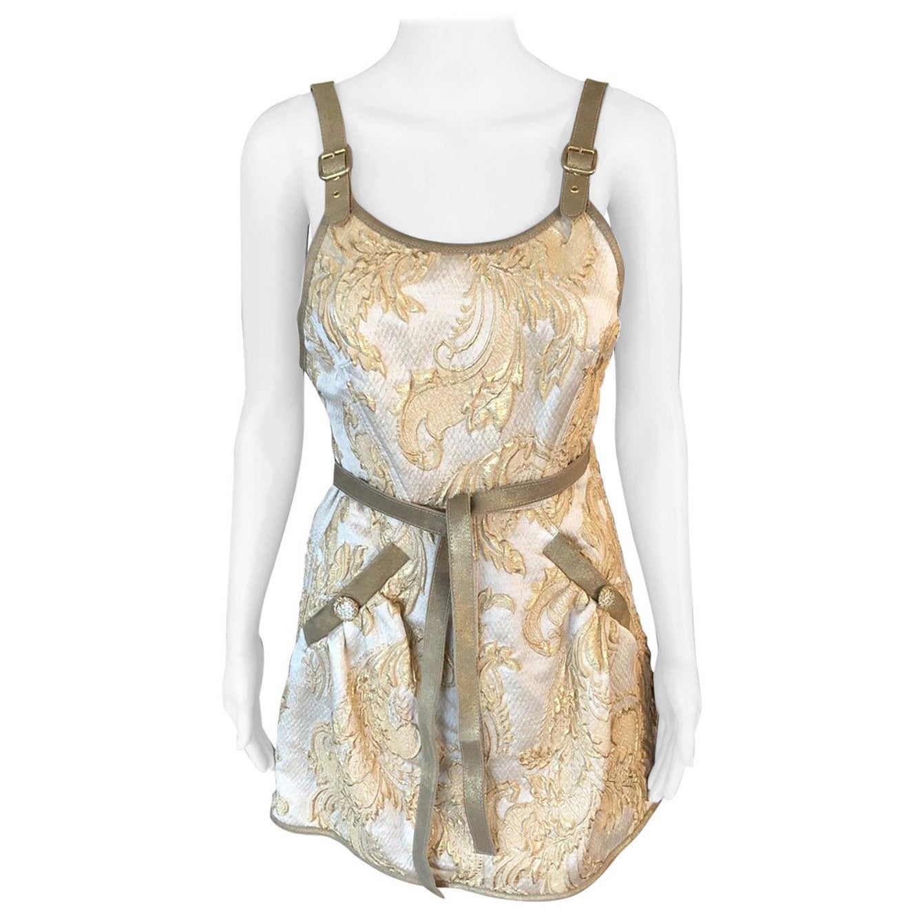 Nouveau Robe de défilé Chanel Cruise 2013 en brocart doré bordé de cuir avec dos ouvert en vente