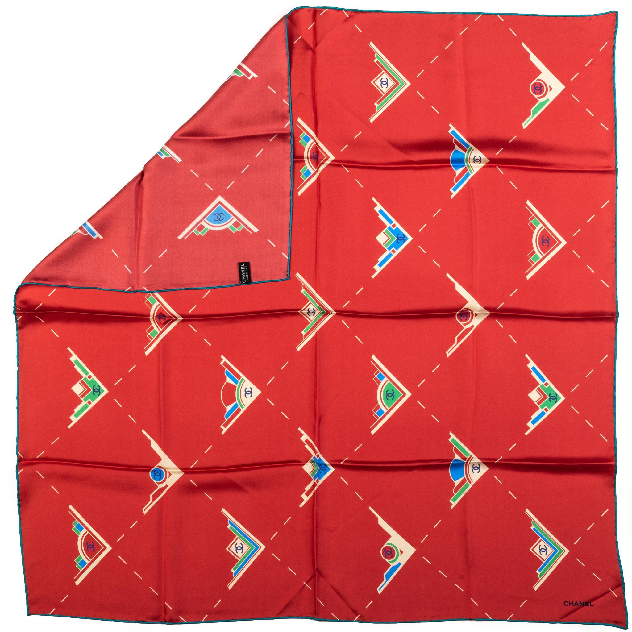 Sciarpa geometrica Chanel nuova di zecca in 100% seta di colore rosso e verde. Bordi arrotolati a mano. Etichetta di manutenzione.
