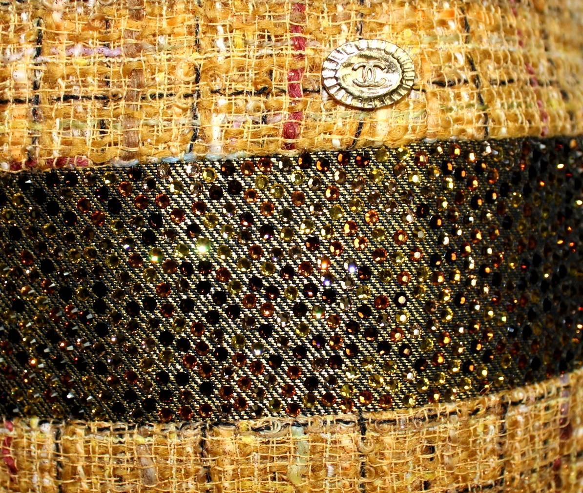 NOUVEAU Robe à franges en tweed métallisé doré fantaisie Chanel avec détails en cristal 42 Neuf - En vente à Switzerland, CH