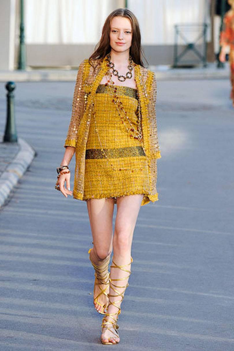 NOUVEAU Robe à franges en tweed métallisé doré fantaisie Chanel avec détails en cristal 42 en vente 1