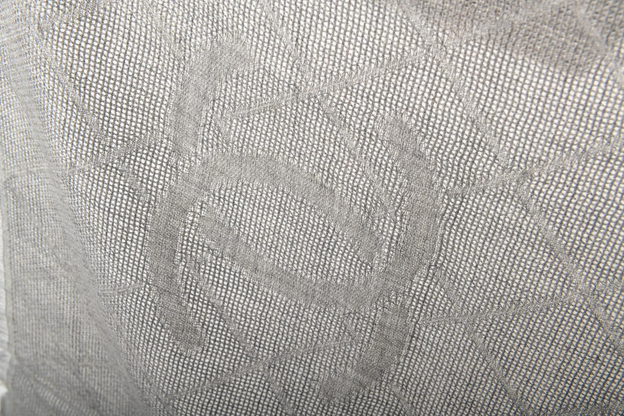 Neu Chanel Gray Kaschmir Kamelien Schal (Grau) im Angebot