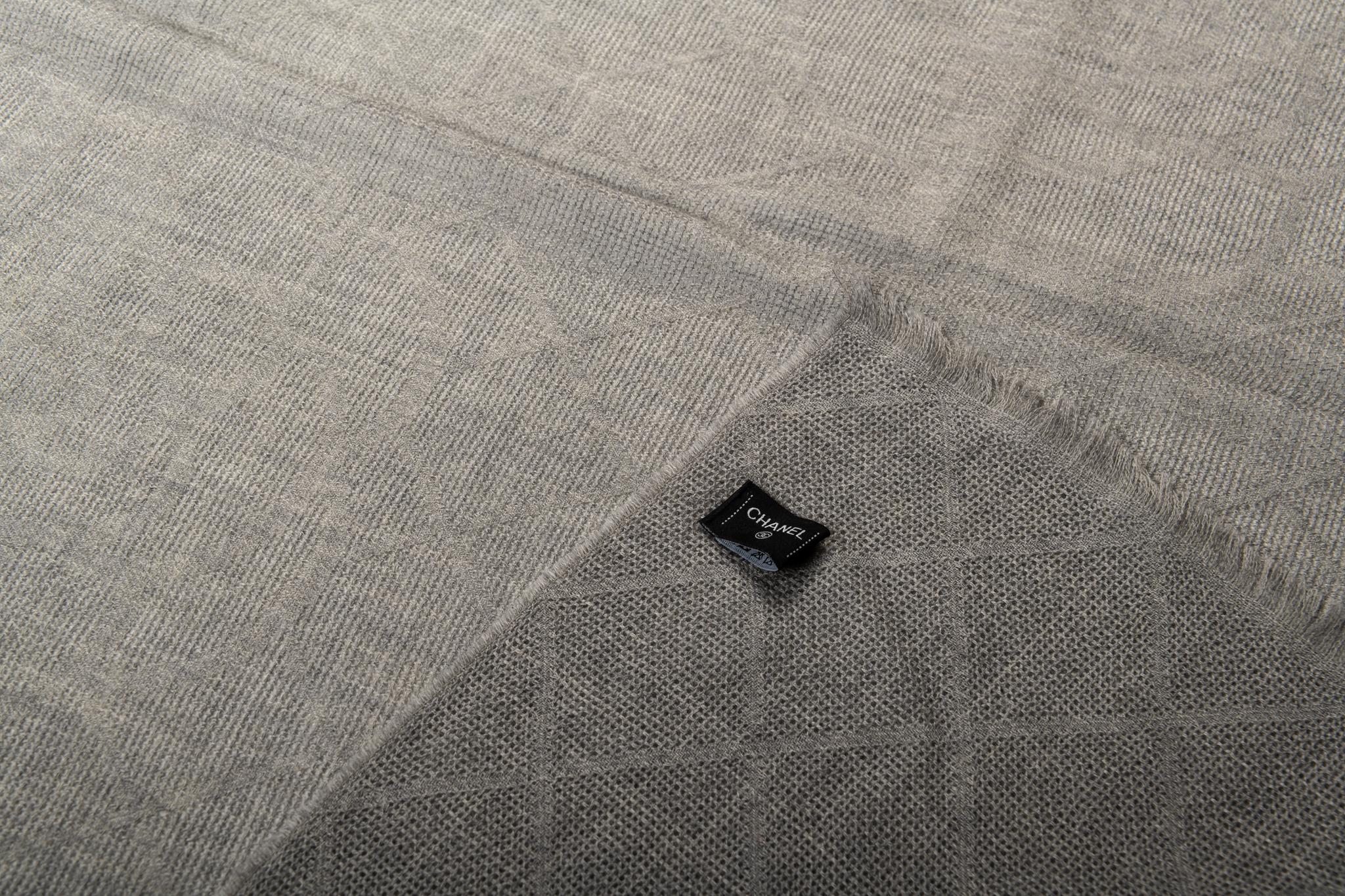 Neu Chanel Gray Kaschmir Kamelien Schal im Zustand „Neu“ im Angebot in West Hollywood, CA