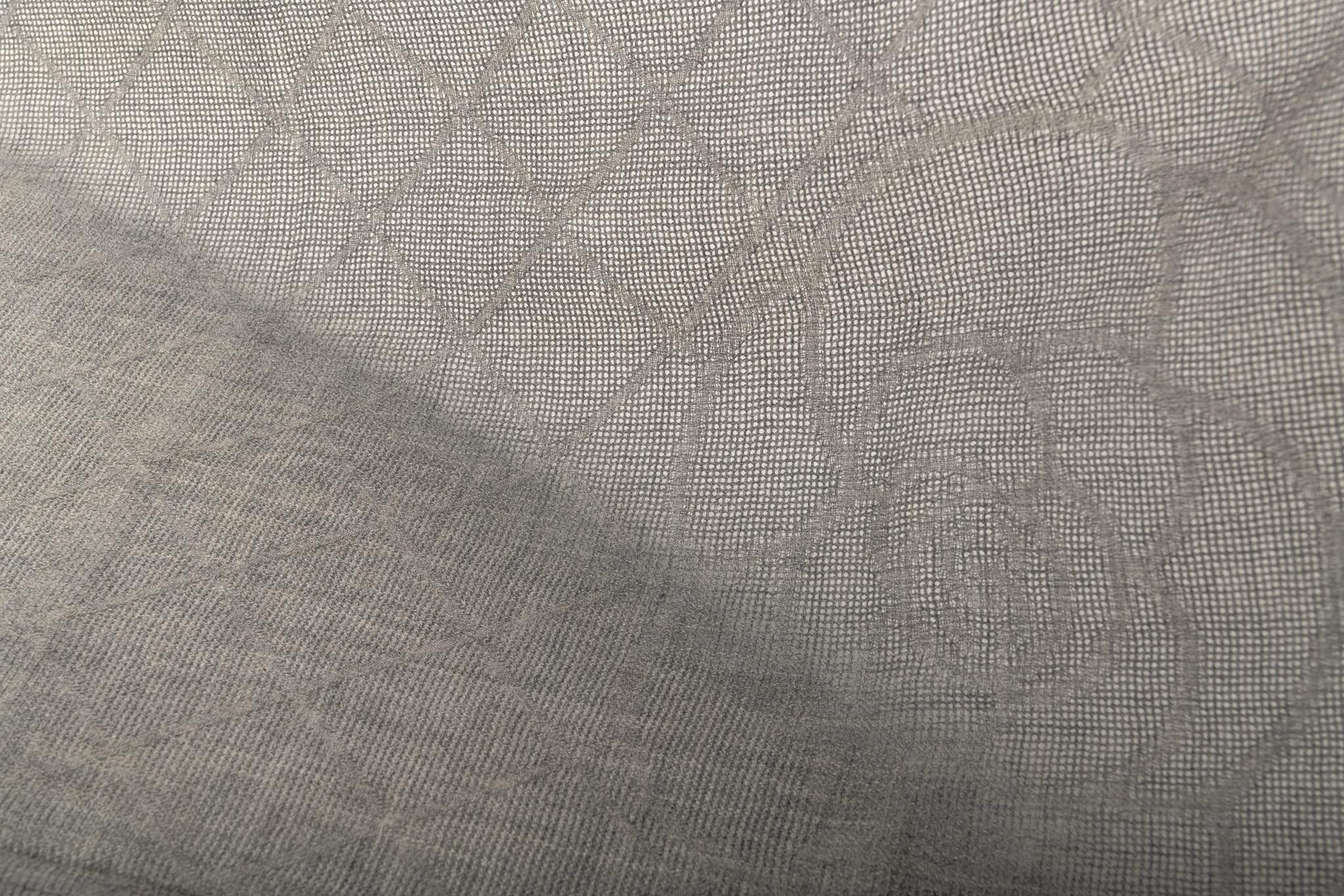 Neu Chanel Gray Kaschmir Kamelien Schal Damen im Angebot