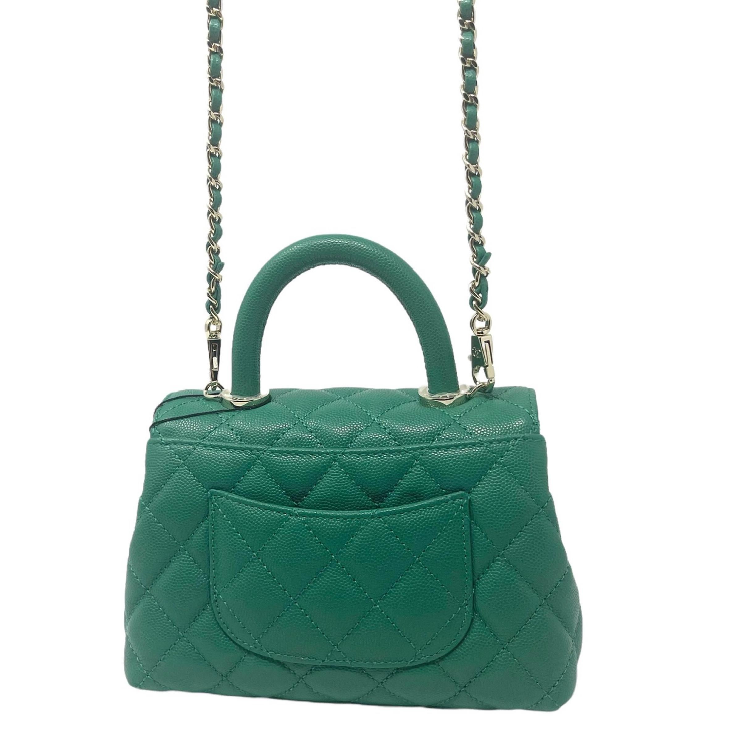 Sac à bandoulière Chanel matelassé à mini rabat et poignée Coco caviar vert, NEUF en vente 5