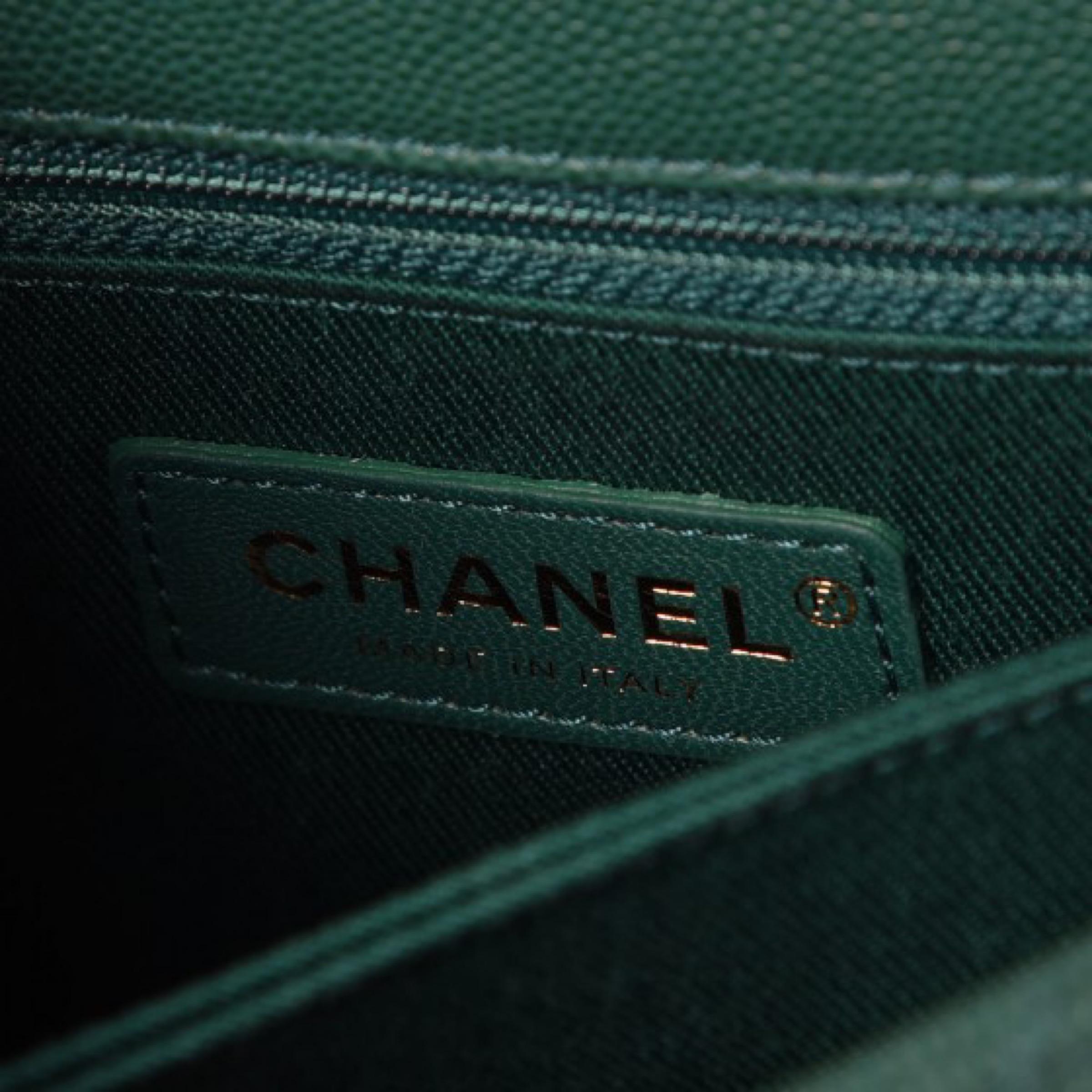 Sac à bandoulière Chanel matelassé à mini rabat et poignée Coco caviar vert, NEUF en vente 12