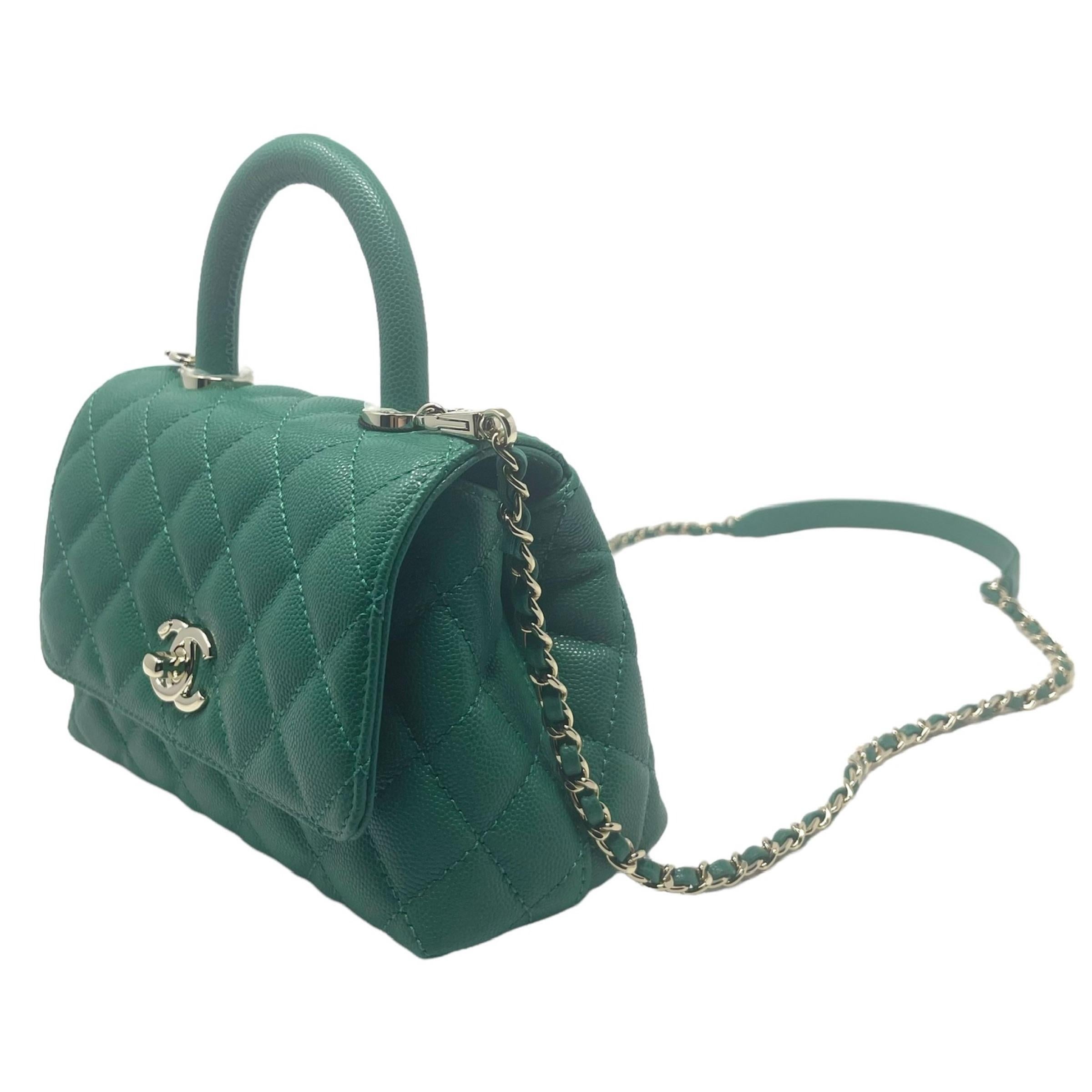 Sac à bandoulière Chanel matelassé à mini rabat et poignée Coco caviar vert, NEUF Pour femmes en vente