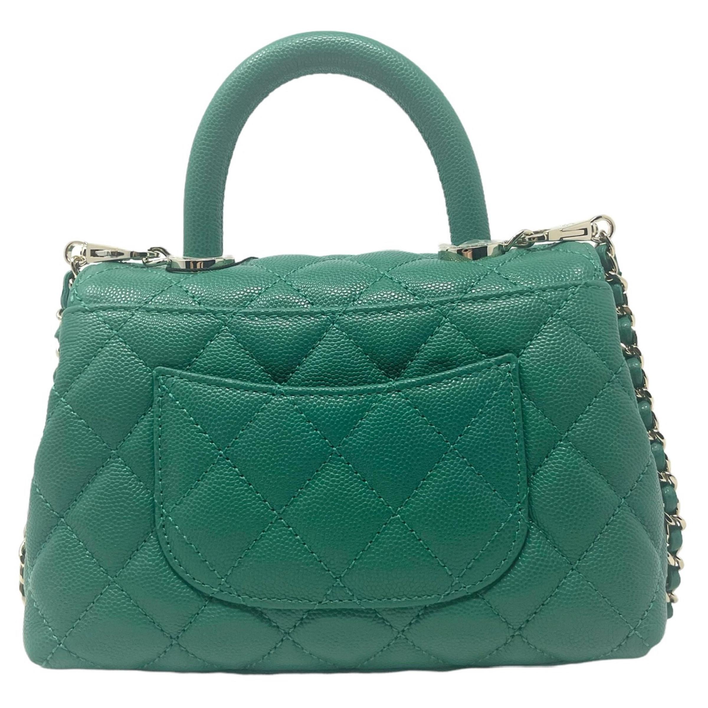 Sac à bandoulière Chanel matelassé à mini rabat et poignée Coco caviar vert, NEUF en vente 1