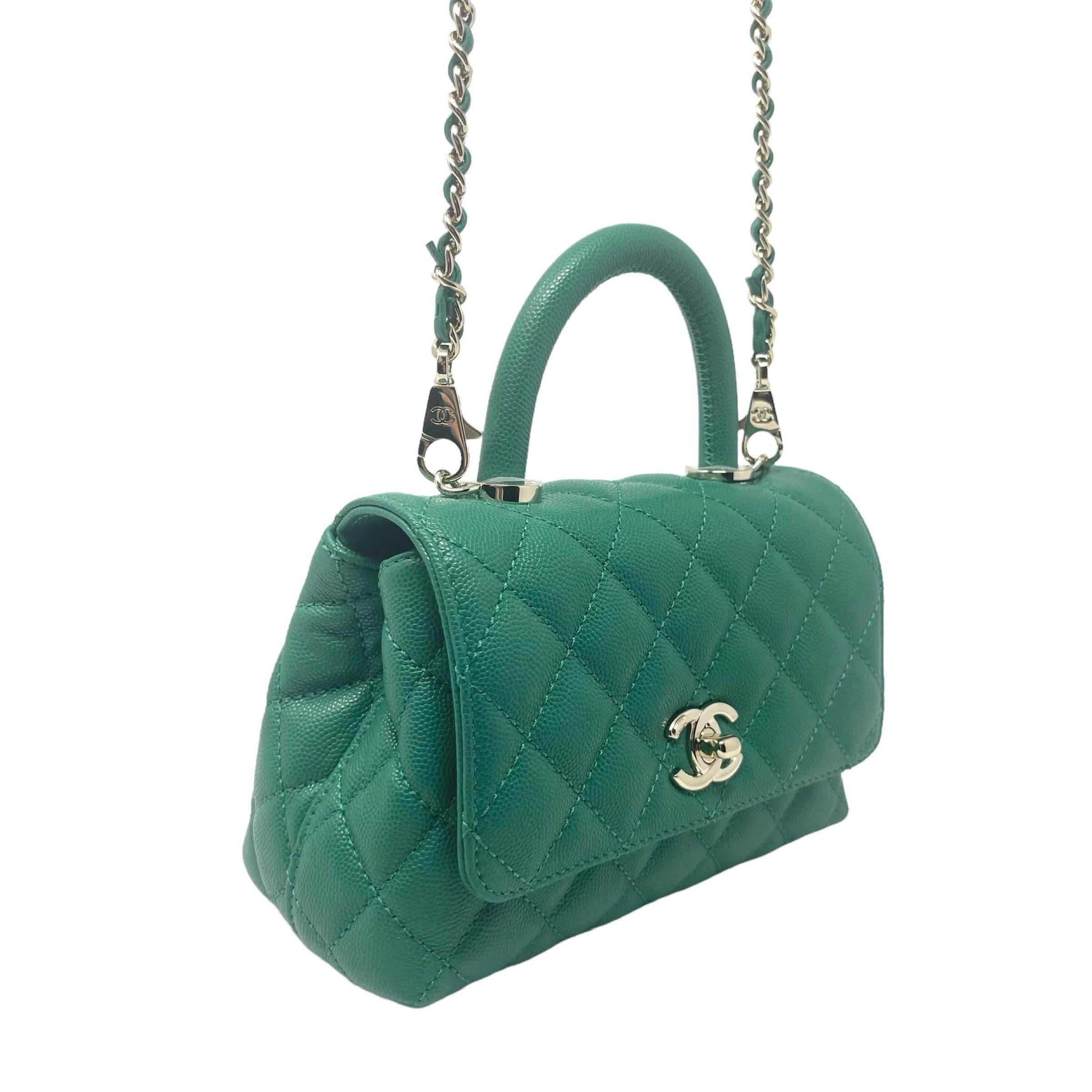 Sac à bandoulière Chanel matelassé à mini rabat et poignée Coco caviar vert, NEUF en vente 3