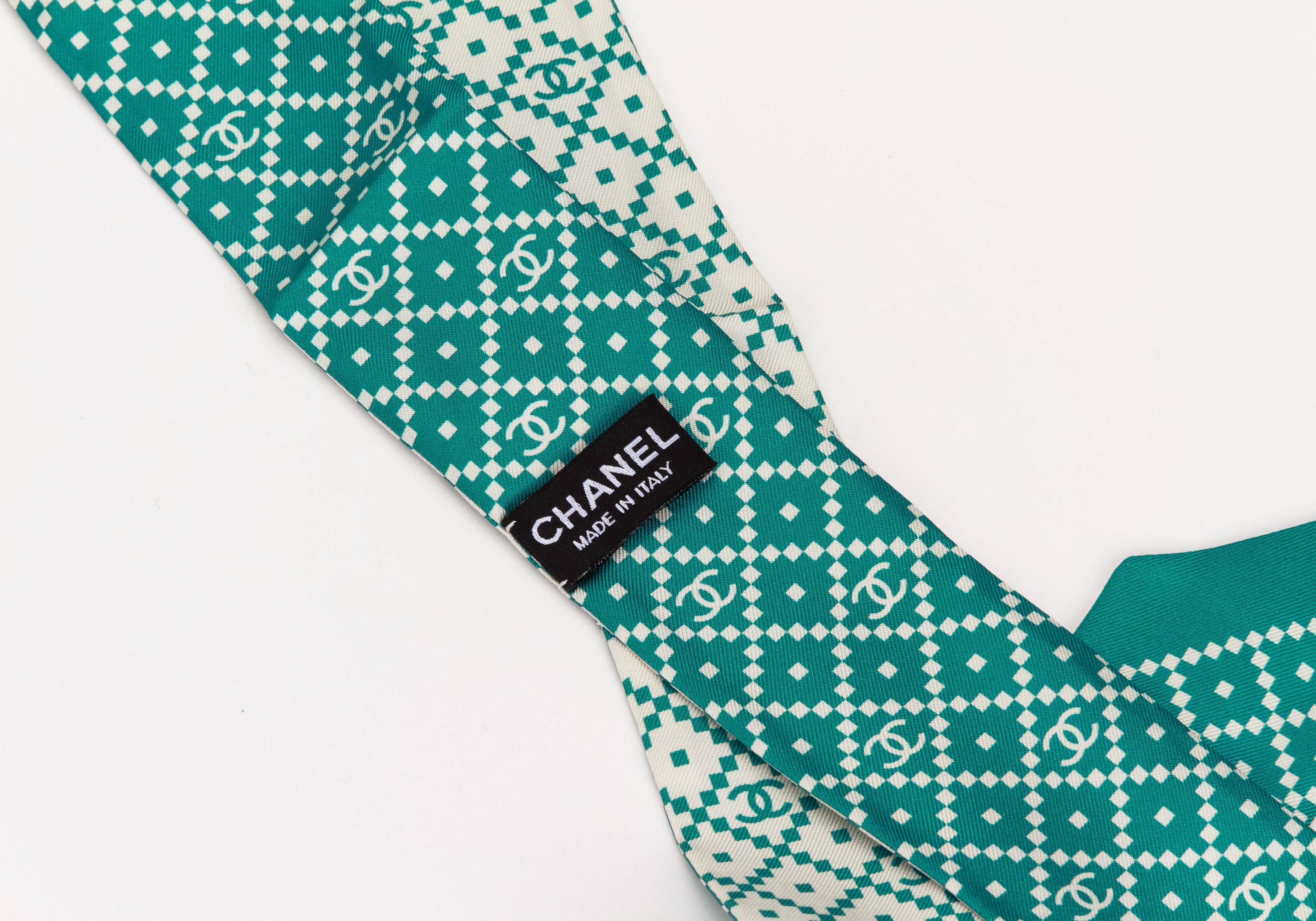 Bleu Chanel - Écharpe en sergé vert et blanc avec logo et logo, état neuf en vente