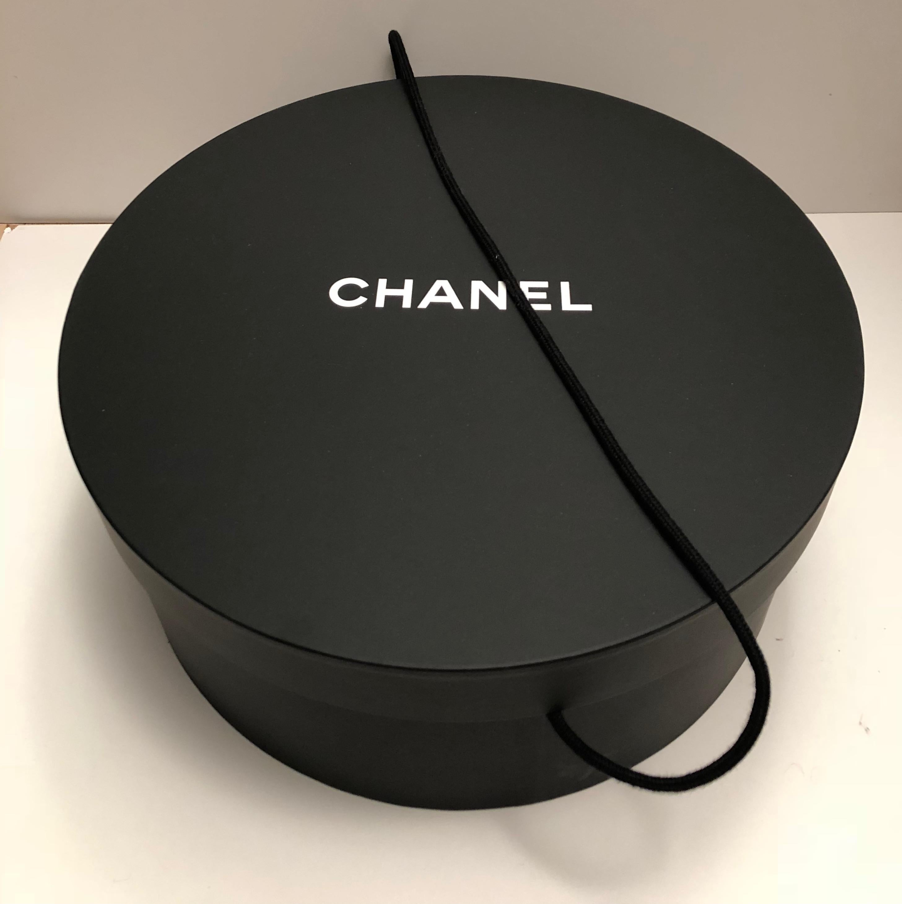 New CHANEL HAT BOX In New Condition For Sale In Boca Raton, FL
