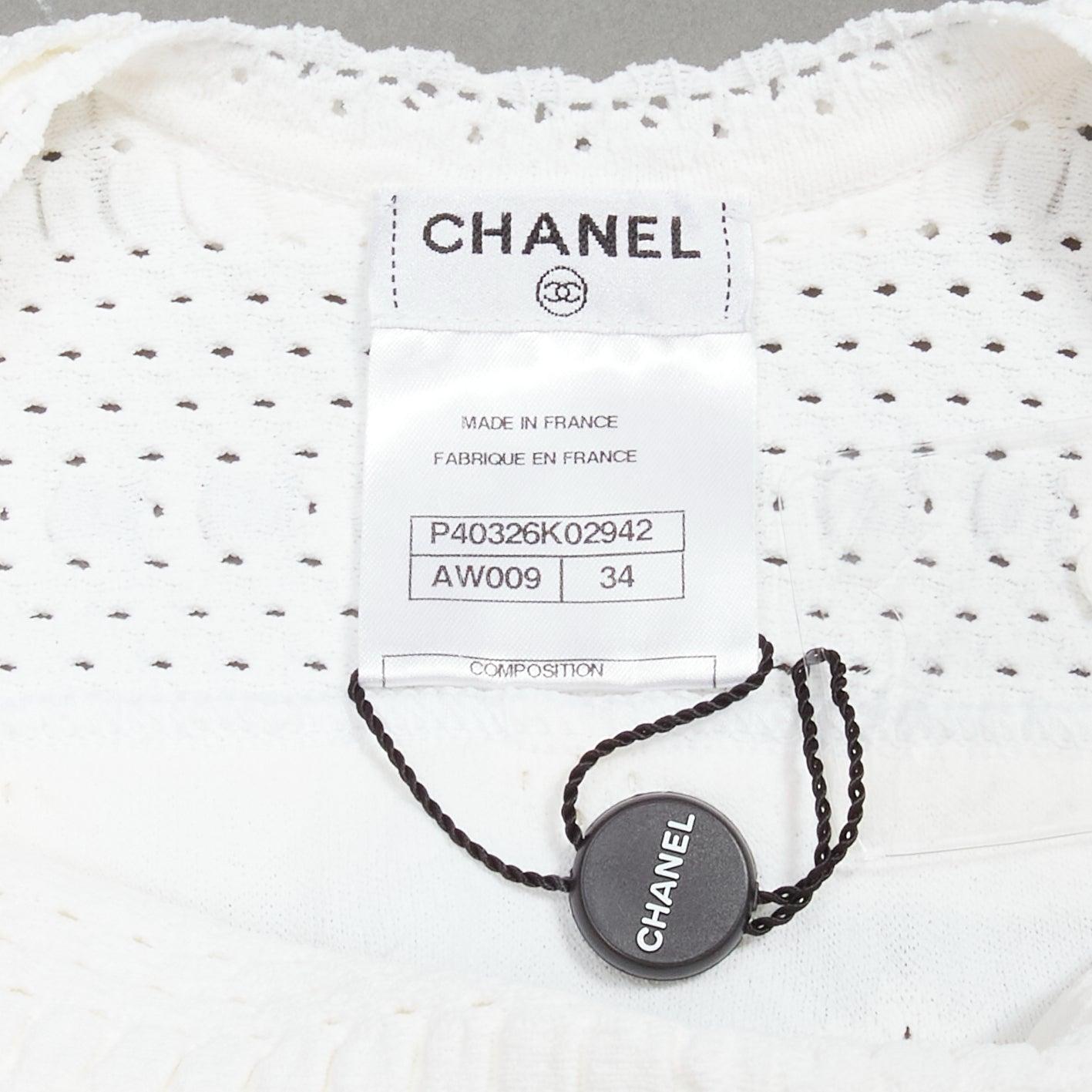Neu neues CHANEL Karl Lagerfeld 2011 CC Minikleid aus weißem Spitzenstrick FR3 mit Knöpfen und Knopfleisten im Angebot 4