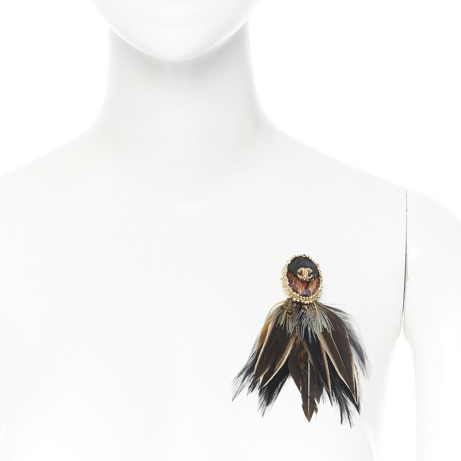 new CHANEL KARL LAGERFELD gold crystal embellished CC feather pin brooch
Brand: CHANEL
Designer: Karl Lagerfeld
Model Name / Style: Feather brooch
Material: Other; Gold-tone metal, feathers
Color: Gold
Pattern: Solid
Extra Detail: Silver-tone metal.