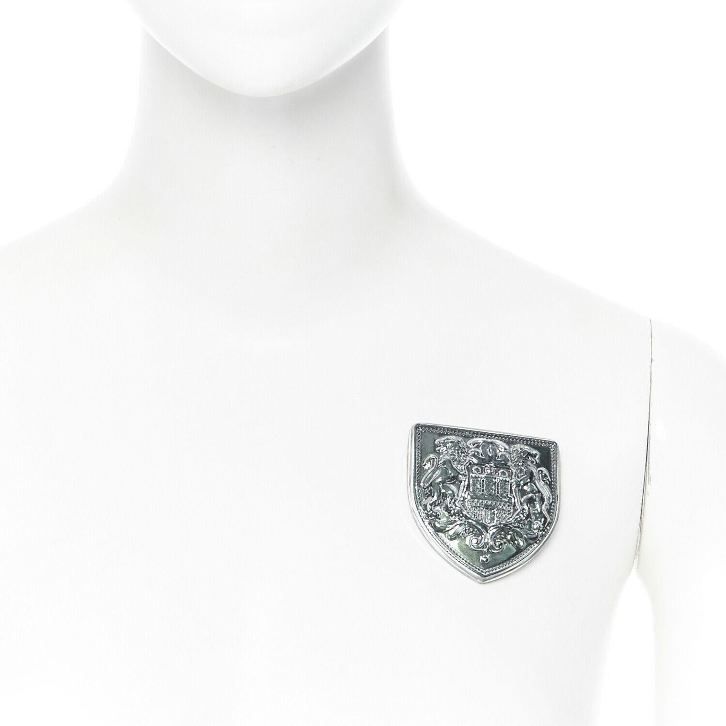 new CHANEL KARL LAGERFELD green clear plastic military resin shield badge brooch
Brand: CHANEL
Designer: Karl Lagerfeld
Model Name / Style: Resin brooch
Material: Plastic; Resin
Color: Green
Pattern: Solid
Extra Detail: Brown leather floral petal