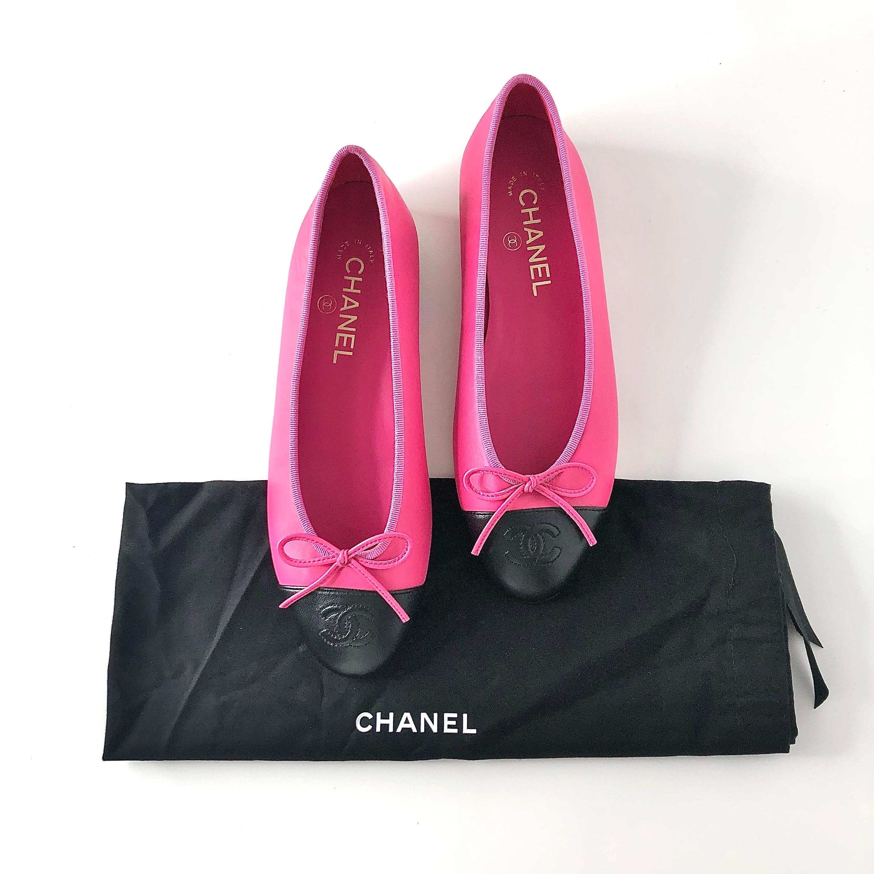 Ballerine con fiocco fucsia Chanel CC Logo
Serie G02819
Nuove, con sacchetto antipolvere (piccolo graffio sul lato nascosto della scarpa sinistra)
Colore Fucsia / Nero
Taglia 38EU
Tomaia in pelle
Dettaglio ricamato CC a incastro 
Design/One con