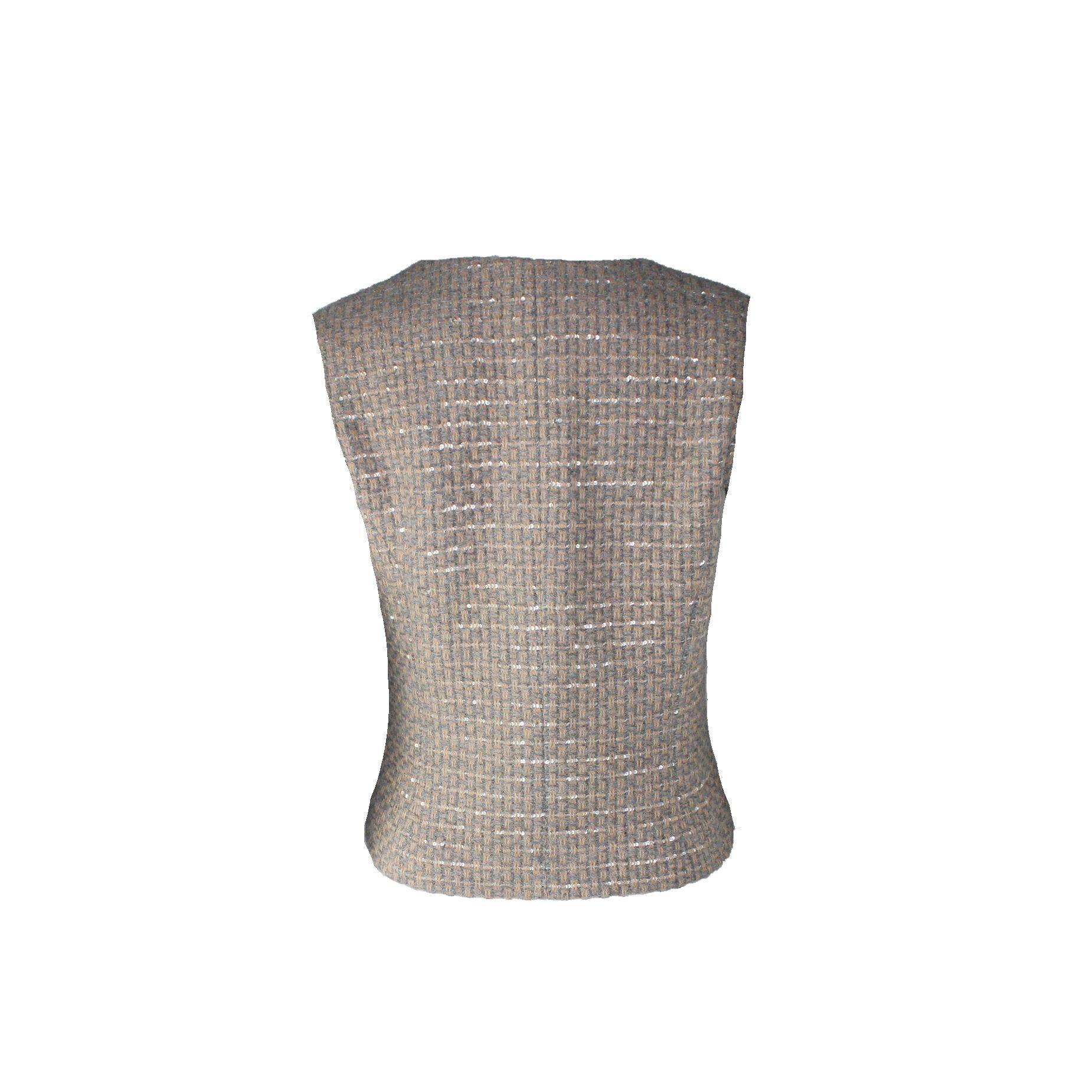Beautiful Chanel vest/gilet
Fantasy tweed fabric with woven shiny sequins inside producef by Maison Lesage for Chanel
Two front pockets (pockets still closed)
Closes in front with hidden buttons
MoP button engraved with 