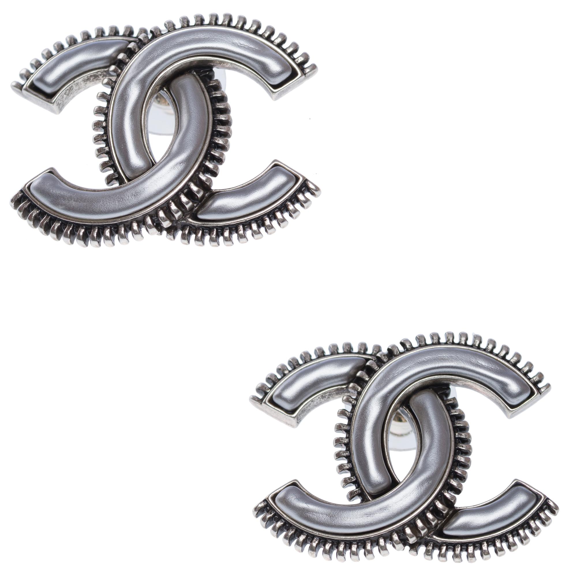 Tipo di gioielli: Orecchini
Marchio: Chanel
Model No: Maxi CC
Materiale: Smalto e metallo
Colore: Argento
Dimensioni: 3,5x2,5 cm (1,4x1 pollici)

Riferimento: 102495

Condizioni: 9/10
Nuove condizioni
Venduto senza confezione originale