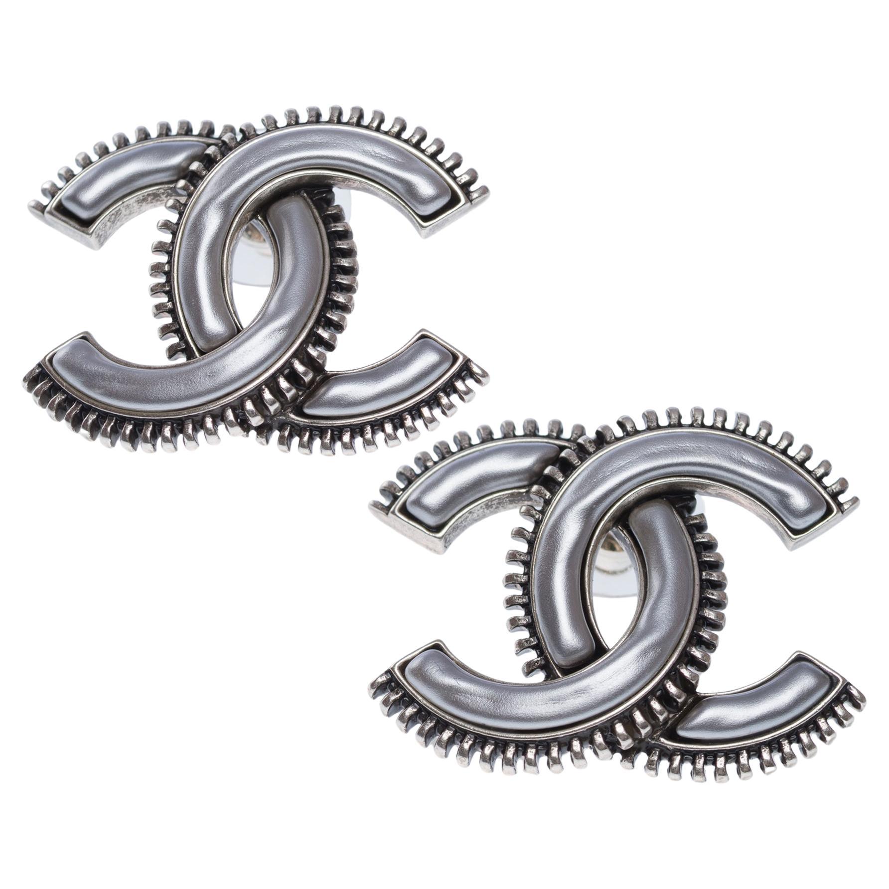 Nuovi orecchini Maxi CC di Chanel in smalto e metallo argentato in vendita