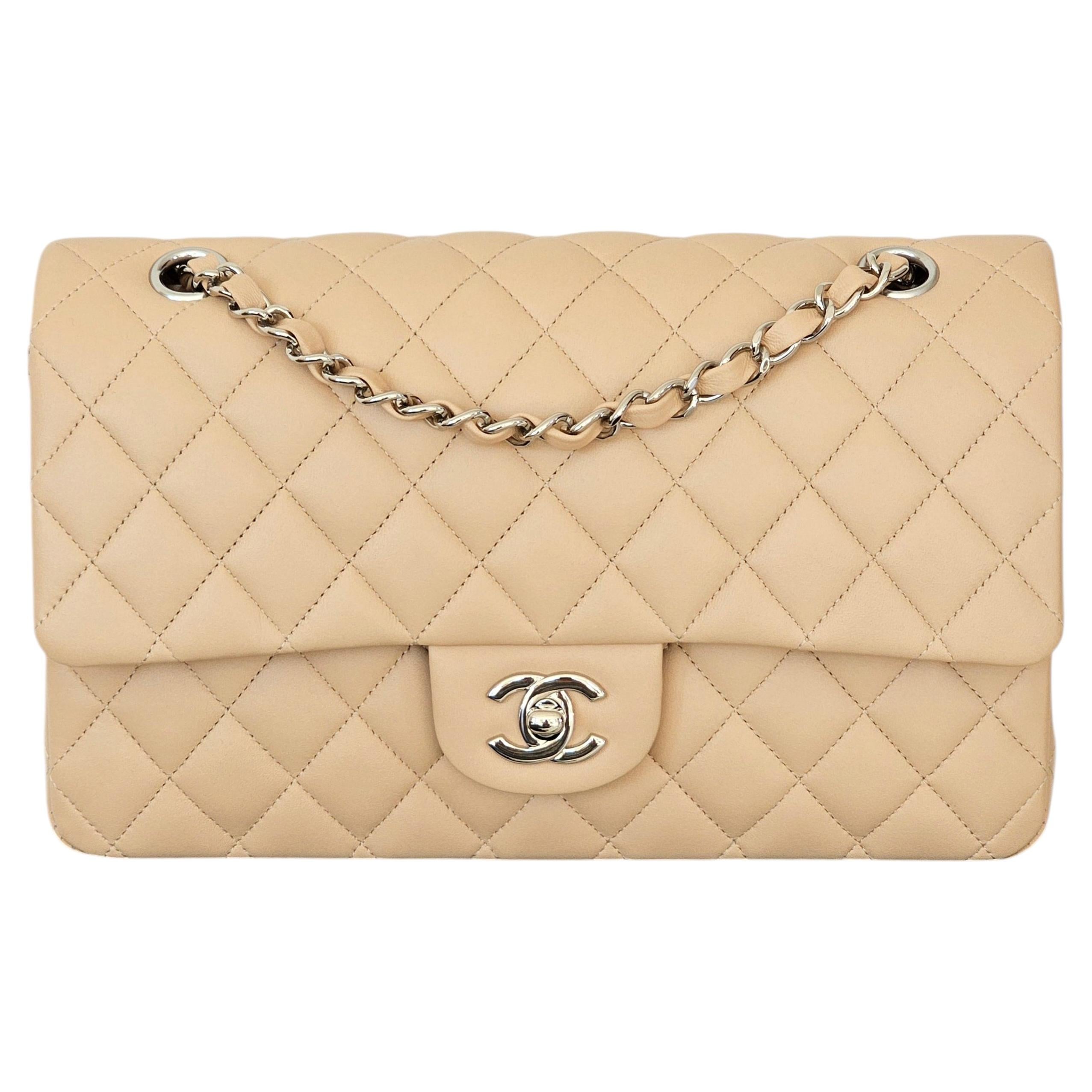 Neues Chanel Medium Classic Double Flap-Modell aus beigem Lammleder mit silbernem HW-Schloss – Komplettset