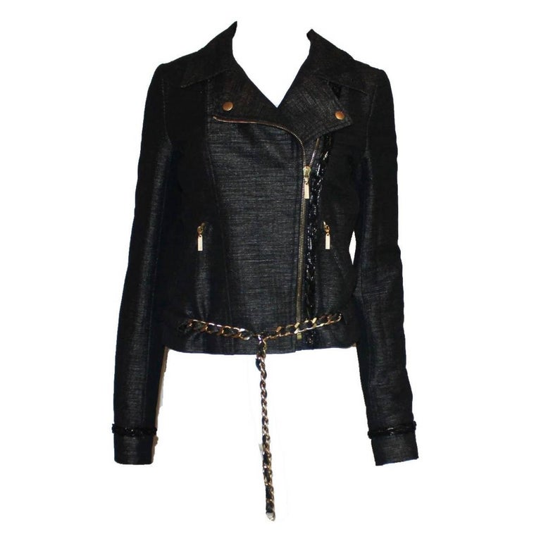 Fantastic Chanel Jacket
From the demi-couture collection METIERS D'ART
Biker design
Fully lined with golden fabric
Closes in front with asymmetric zip
CC logo on buttons and zippers
Chain trimming
Heavy CC signature chain belt
Belt can be removed